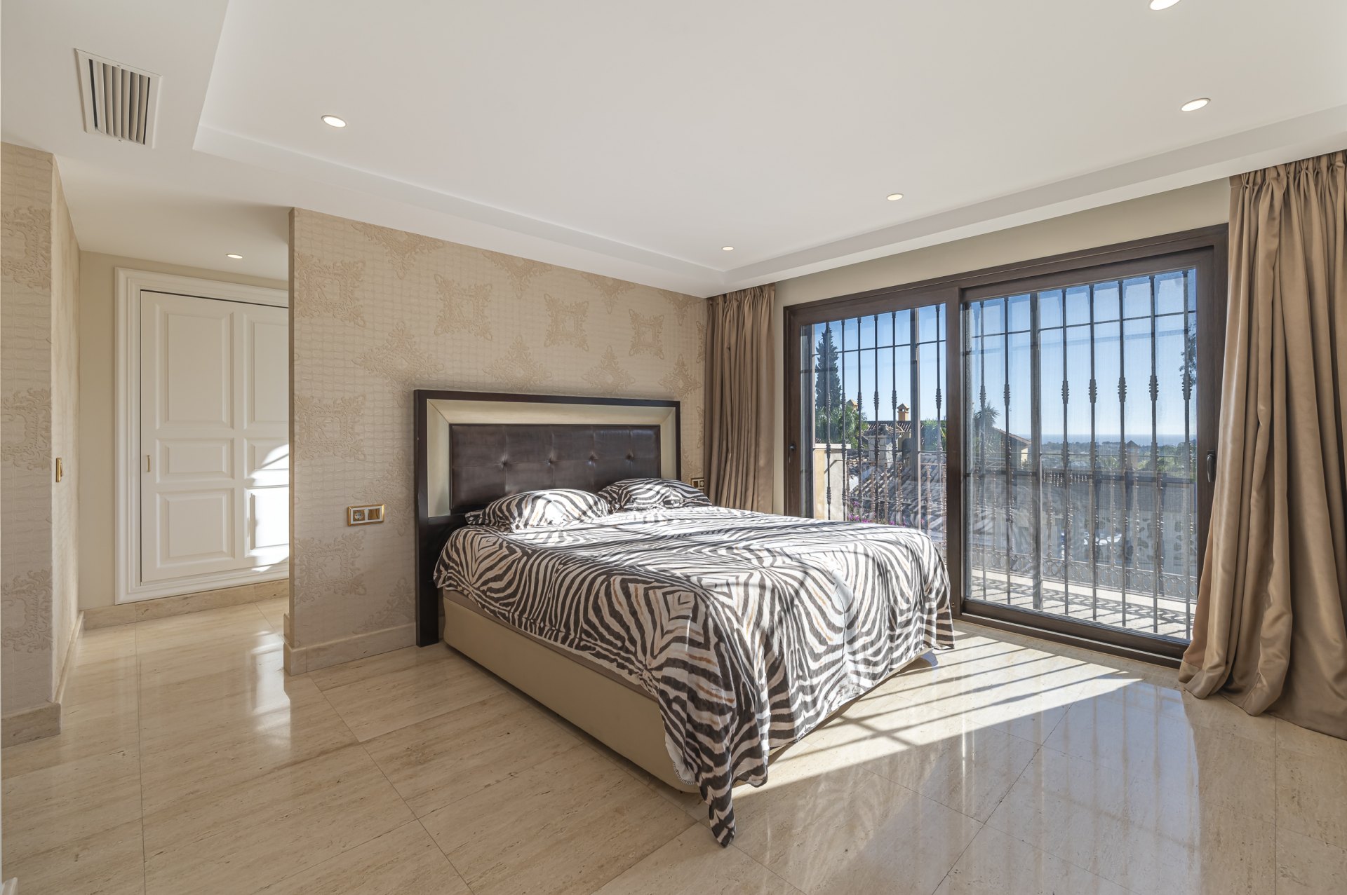 Magnificent large villa with incredible panoramic views located in the prestigious El Herrojo, Benahavis