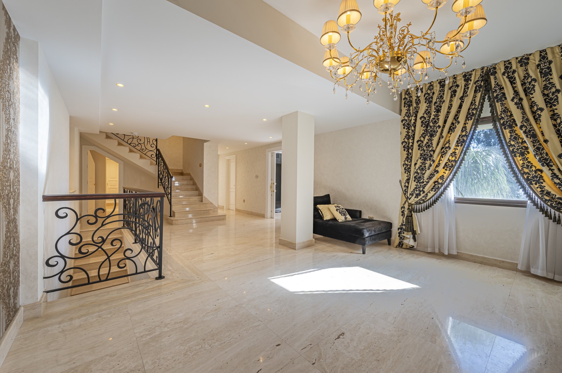 Magnificent large villa with incredible panoramic views located in the prestigious El Herrojo, Benahavis