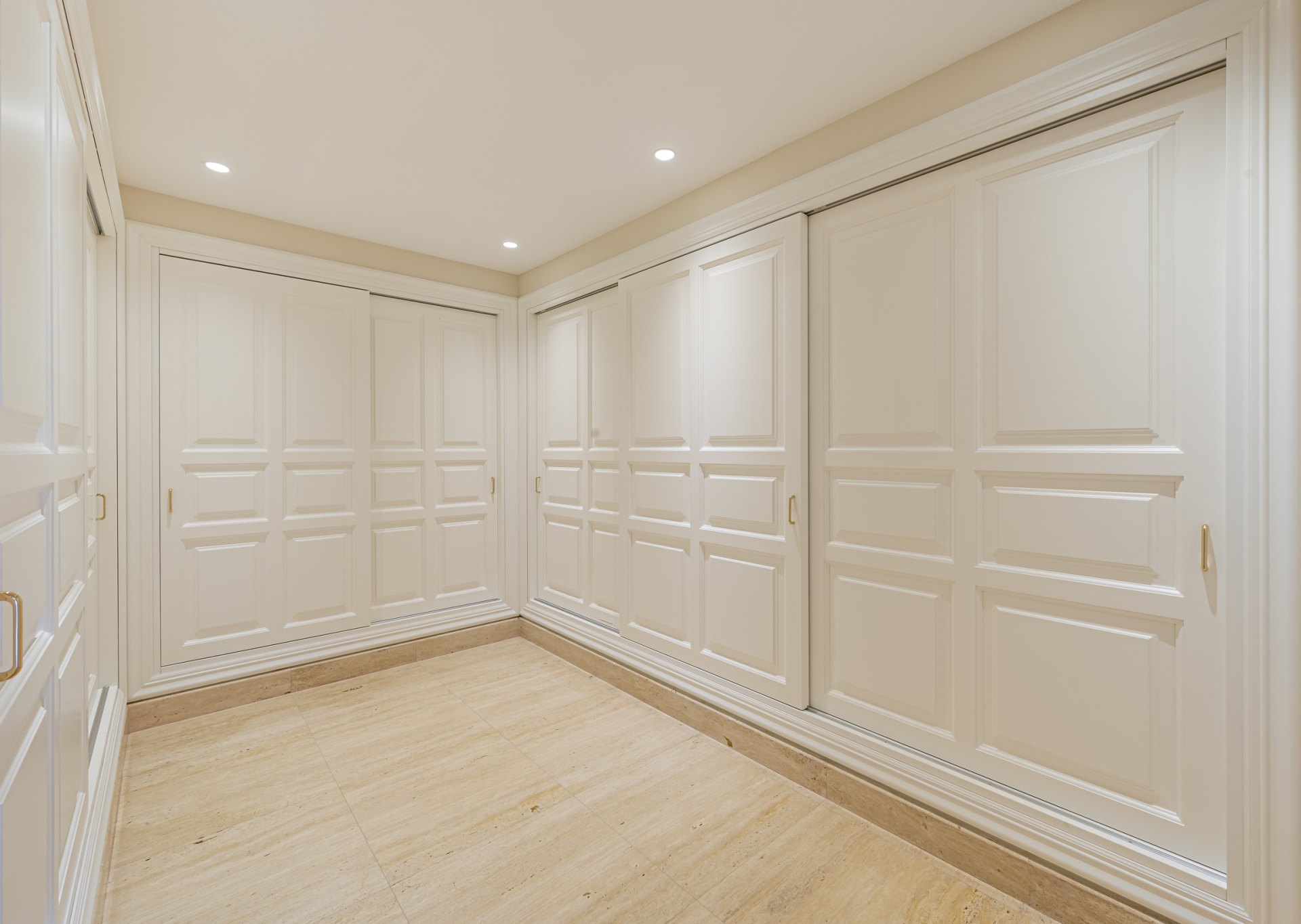 Magnificent large villa with incredible panoramic views located in the prestigious El Herrojo, Benahavis