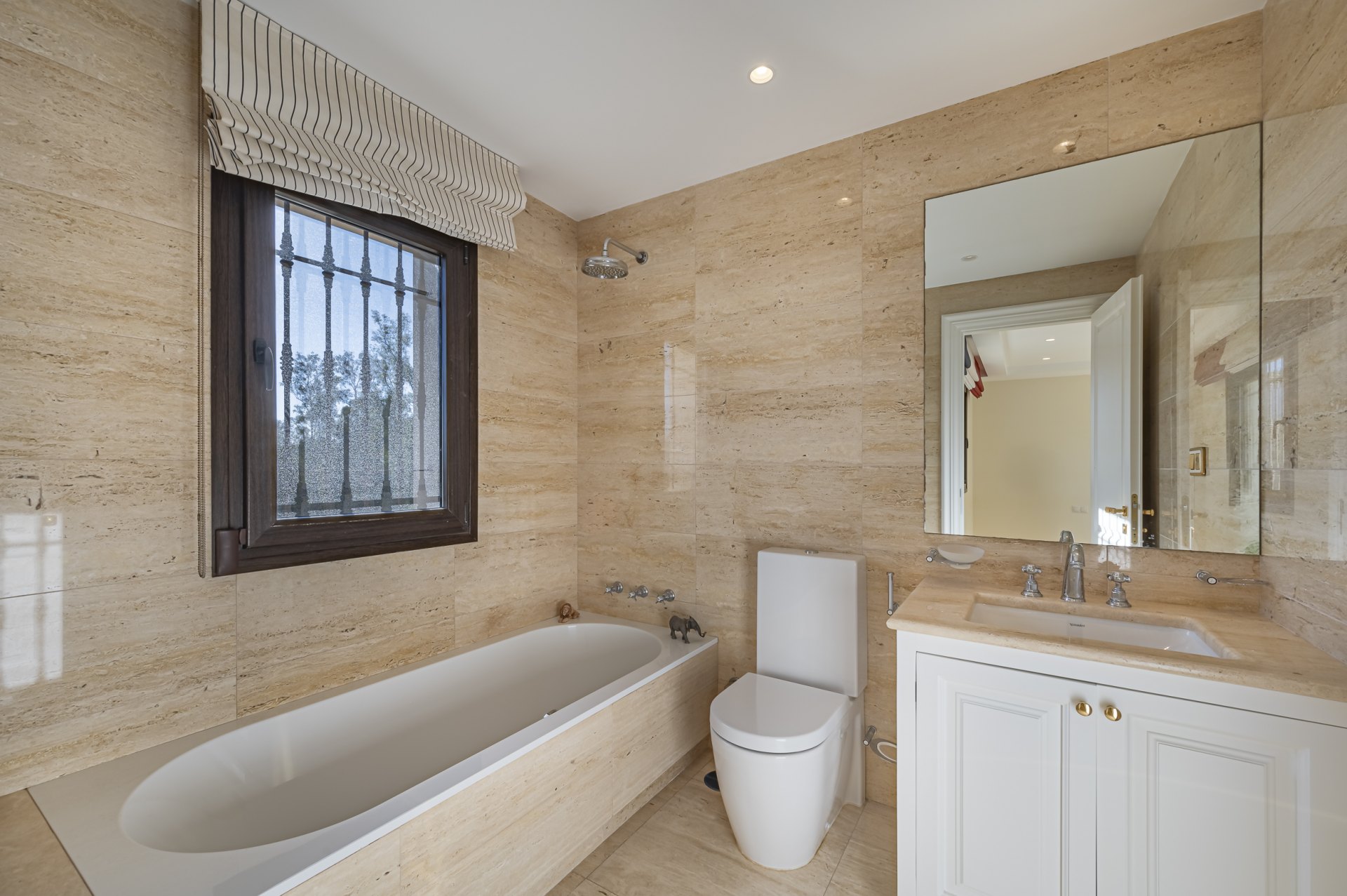 Magnificent large villa with incredible panoramic views located in the prestigious El Herrojo, Benahavis