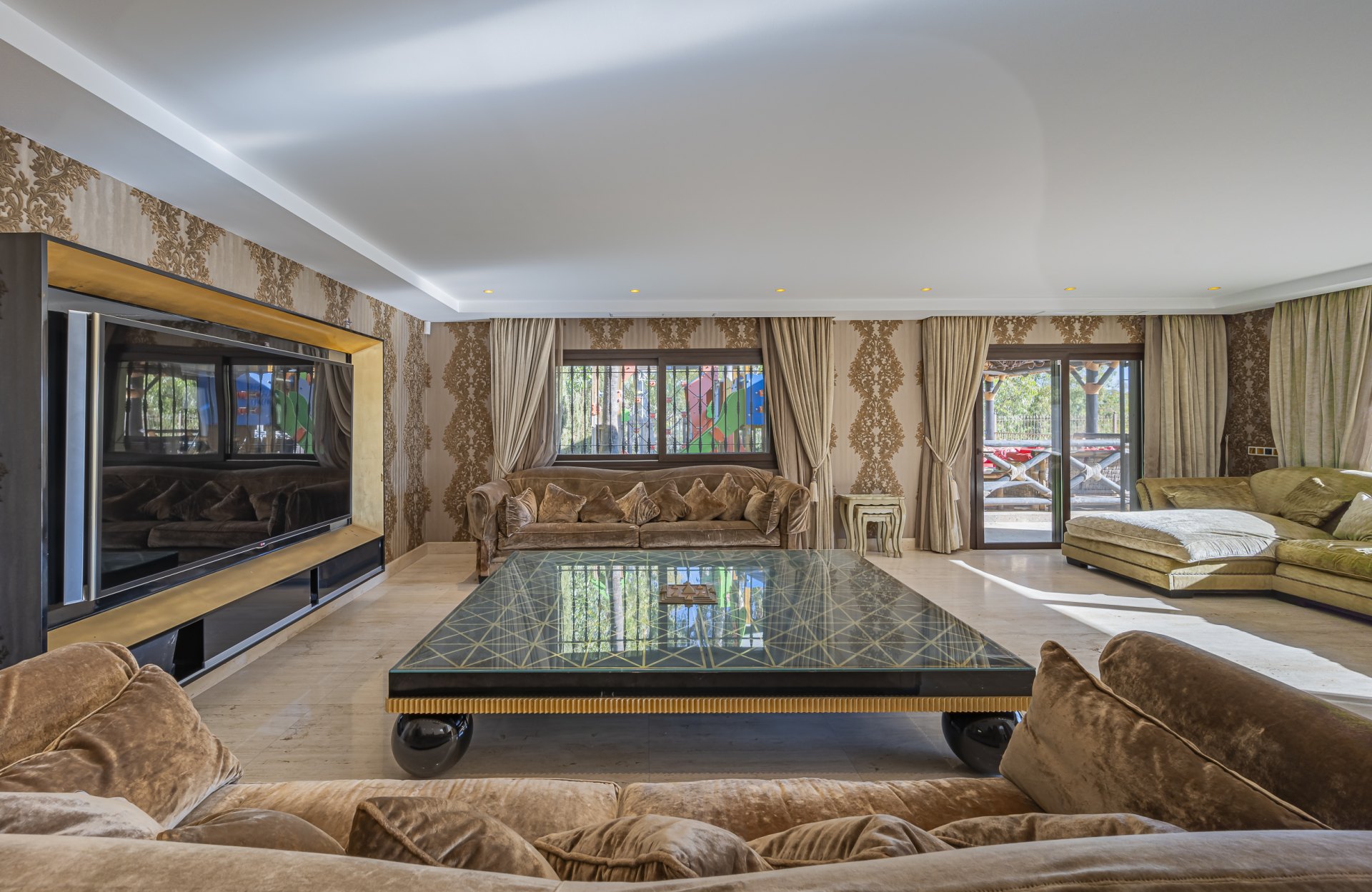 Magnificent large villa with incredible panoramic views located in the prestigious El Herrojo, Benahavis