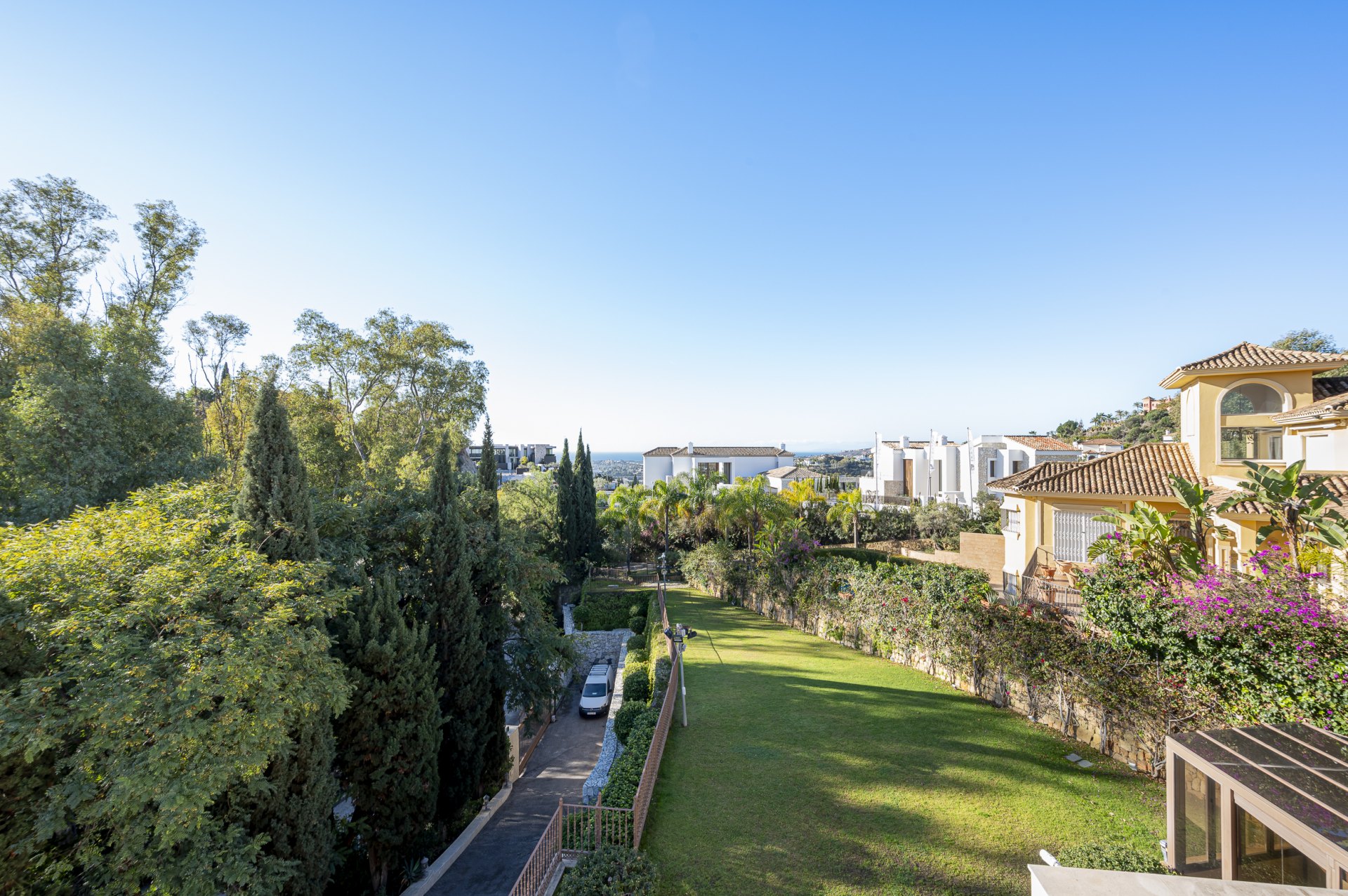 Magnificent large villa with incredible panoramic views located in the prestigious El Herrojo, Benahavis