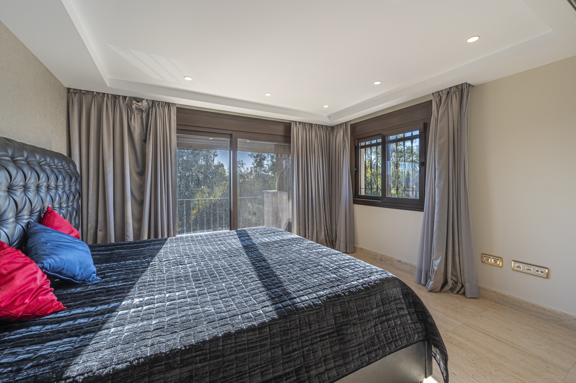 Magnificent large villa with incredible panoramic views located in the prestigious El Herrojo, Benahavis