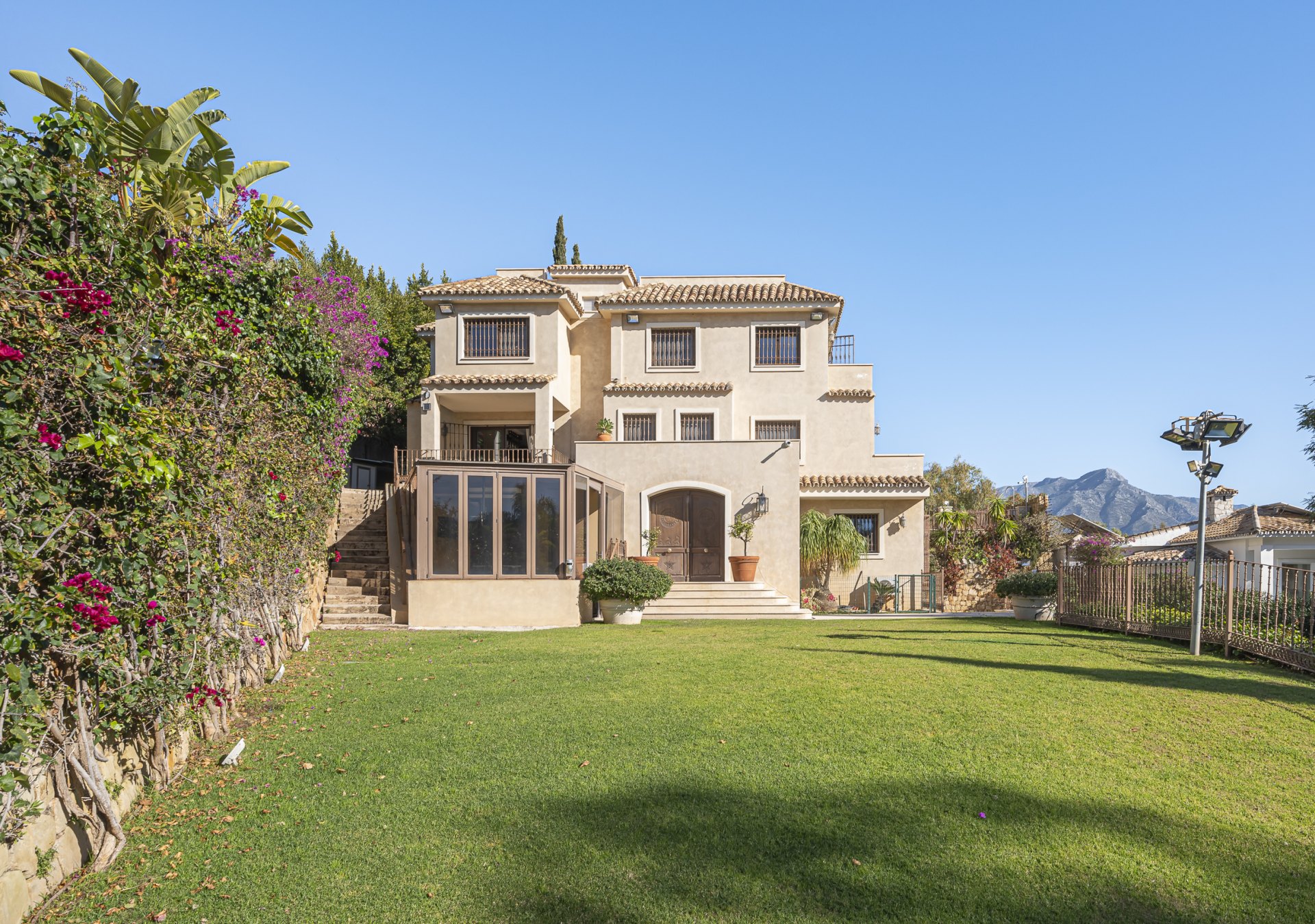 Magnificent large villa with incredible panoramic views located in the prestigious El Herrojo, Benahavis