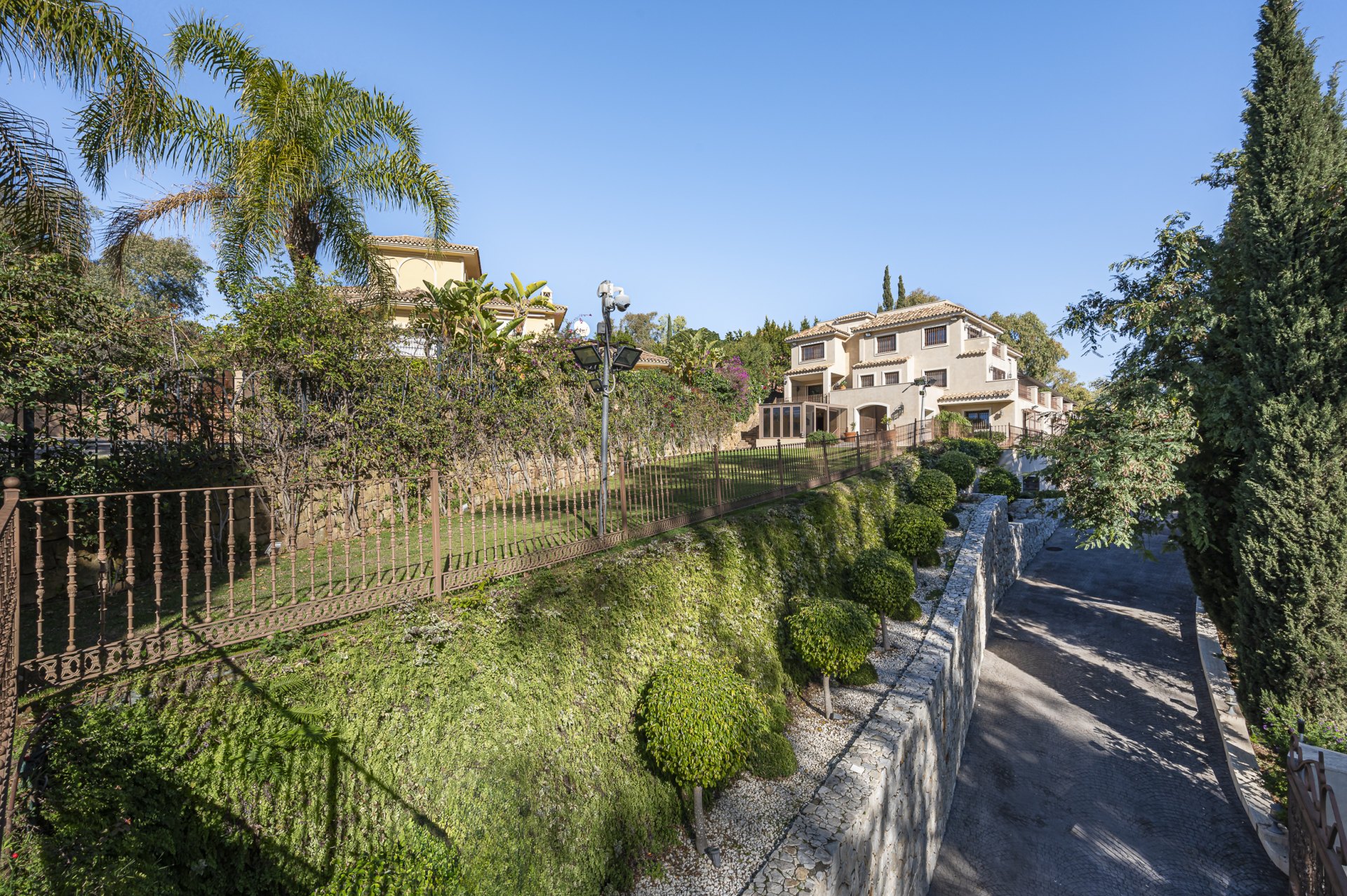 Magnificent large villa with incredible panoramic views located in the prestigious El Herrojo, Benahavis