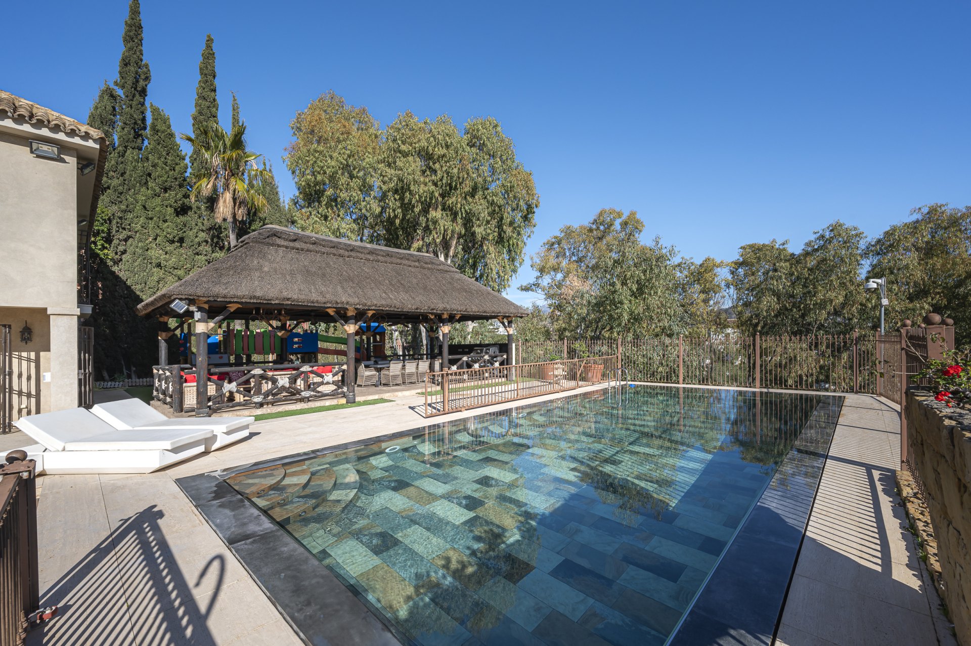 Magnificent large villa with incredible panoramic views located in the prestigious El Herrojo, Benahavis