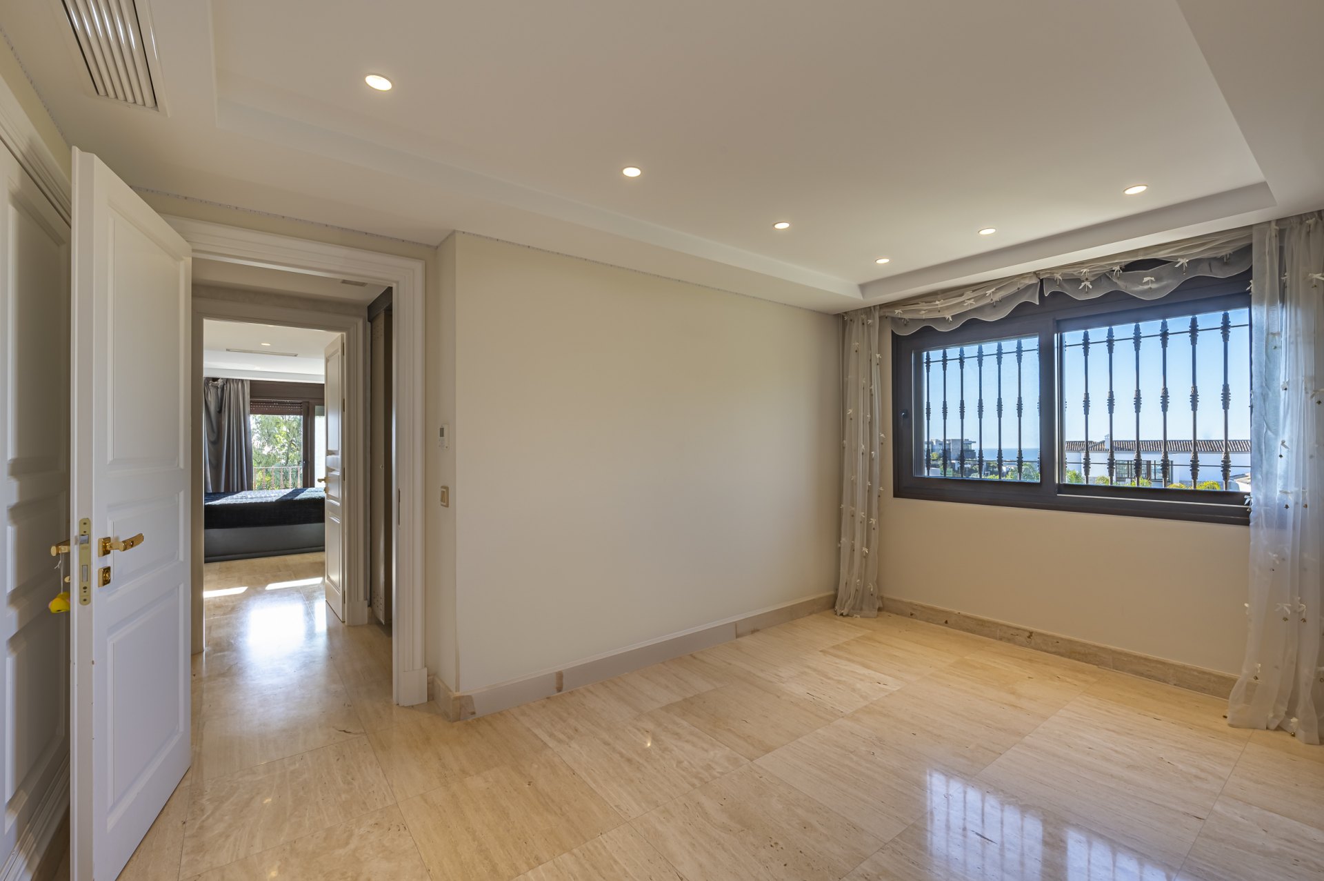 Magnificent large villa with incredible panoramic views located in the prestigious El Herrojo, Benahavis