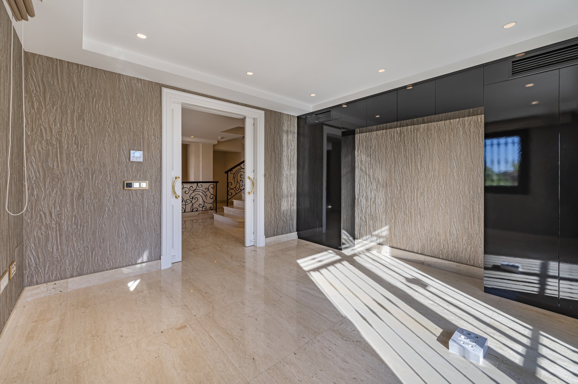 Magnificent large villa with incredible panoramic views located in the prestigious El Herrojo, Benahavis