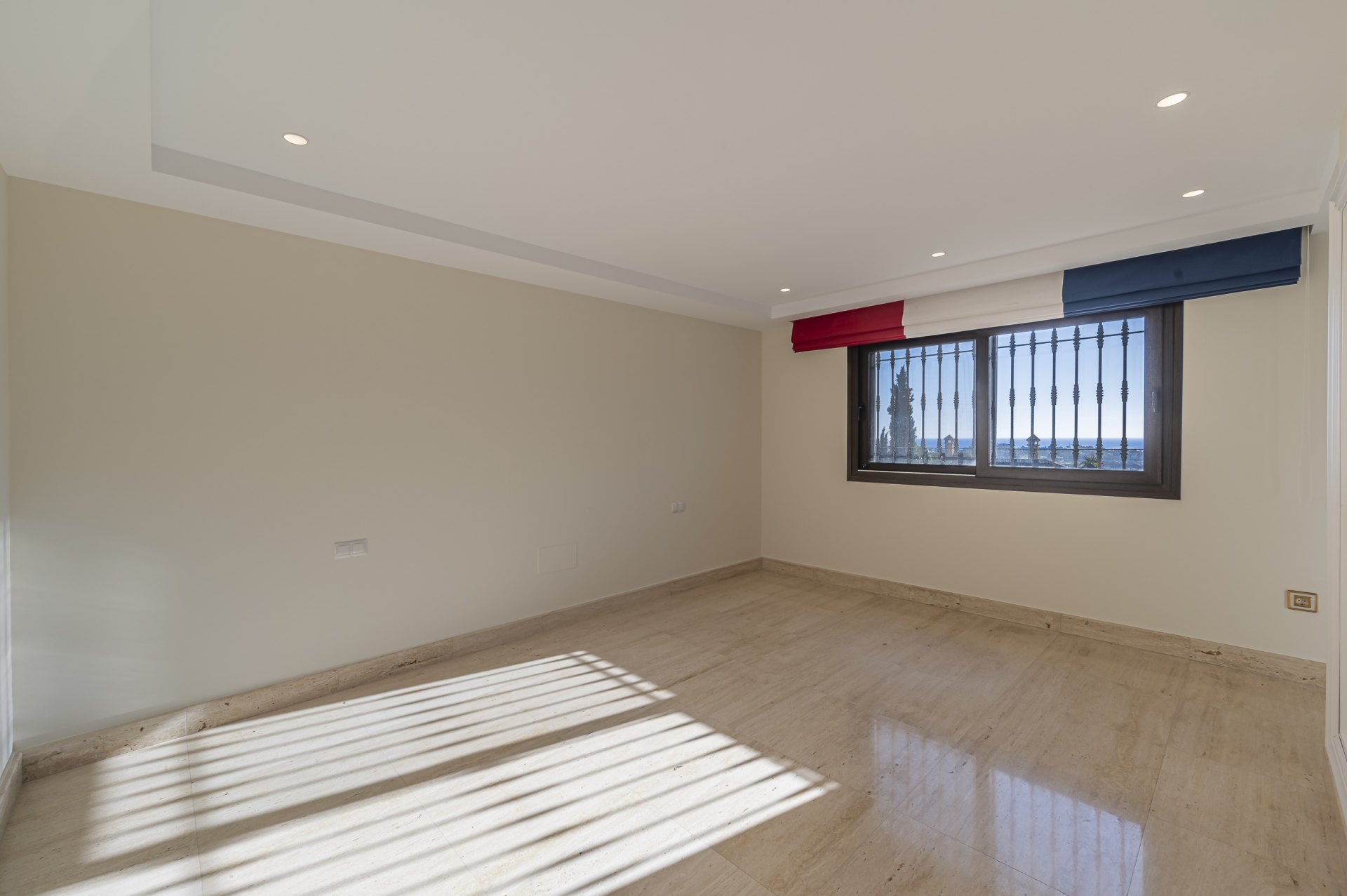 Magnificent large villa with incredible panoramic views located in the prestigious El Herrojo, Benahavis