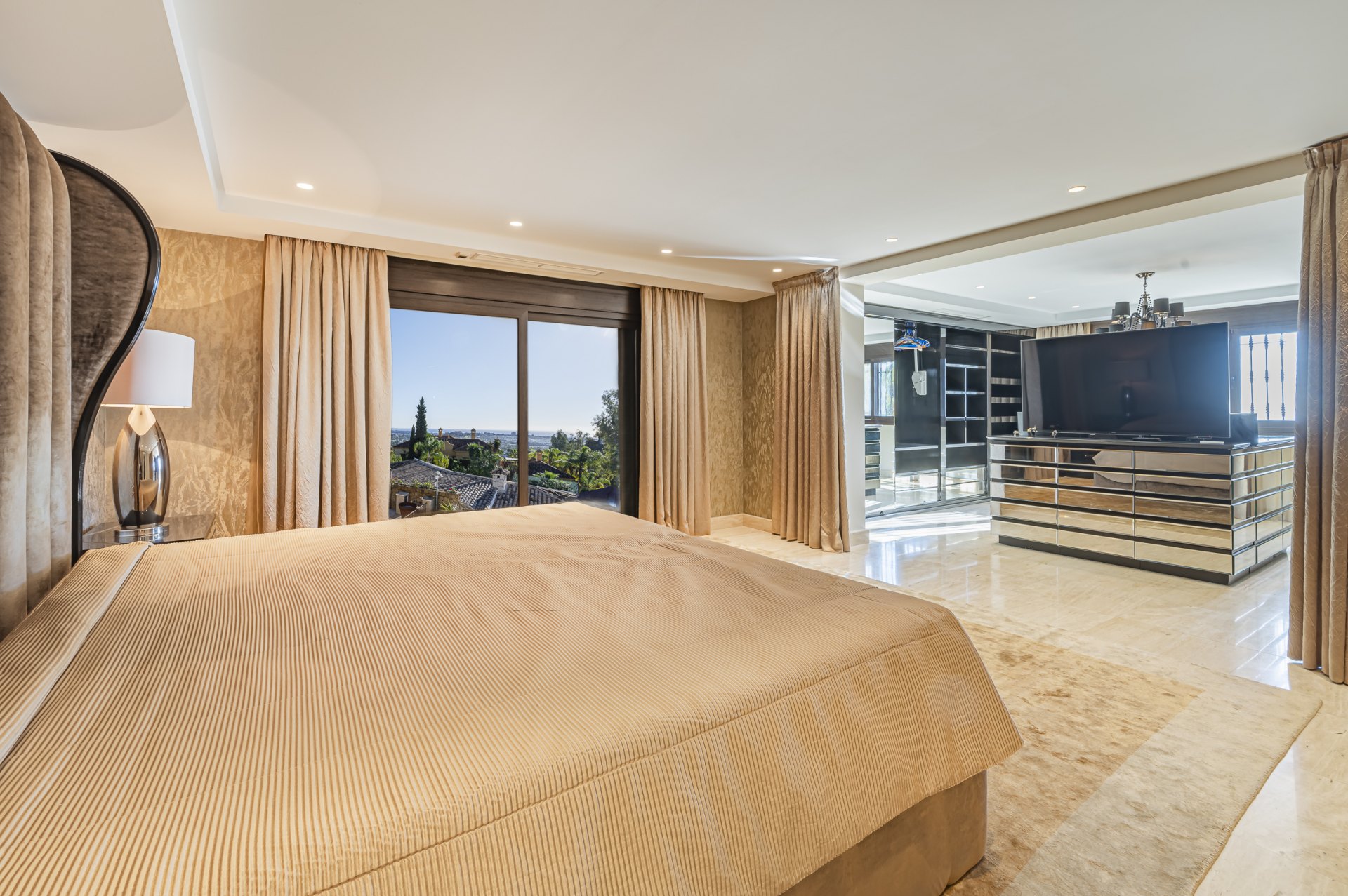 Magnificent large villa with incredible panoramic views located in the prestigious El Herrojo, Benahavis