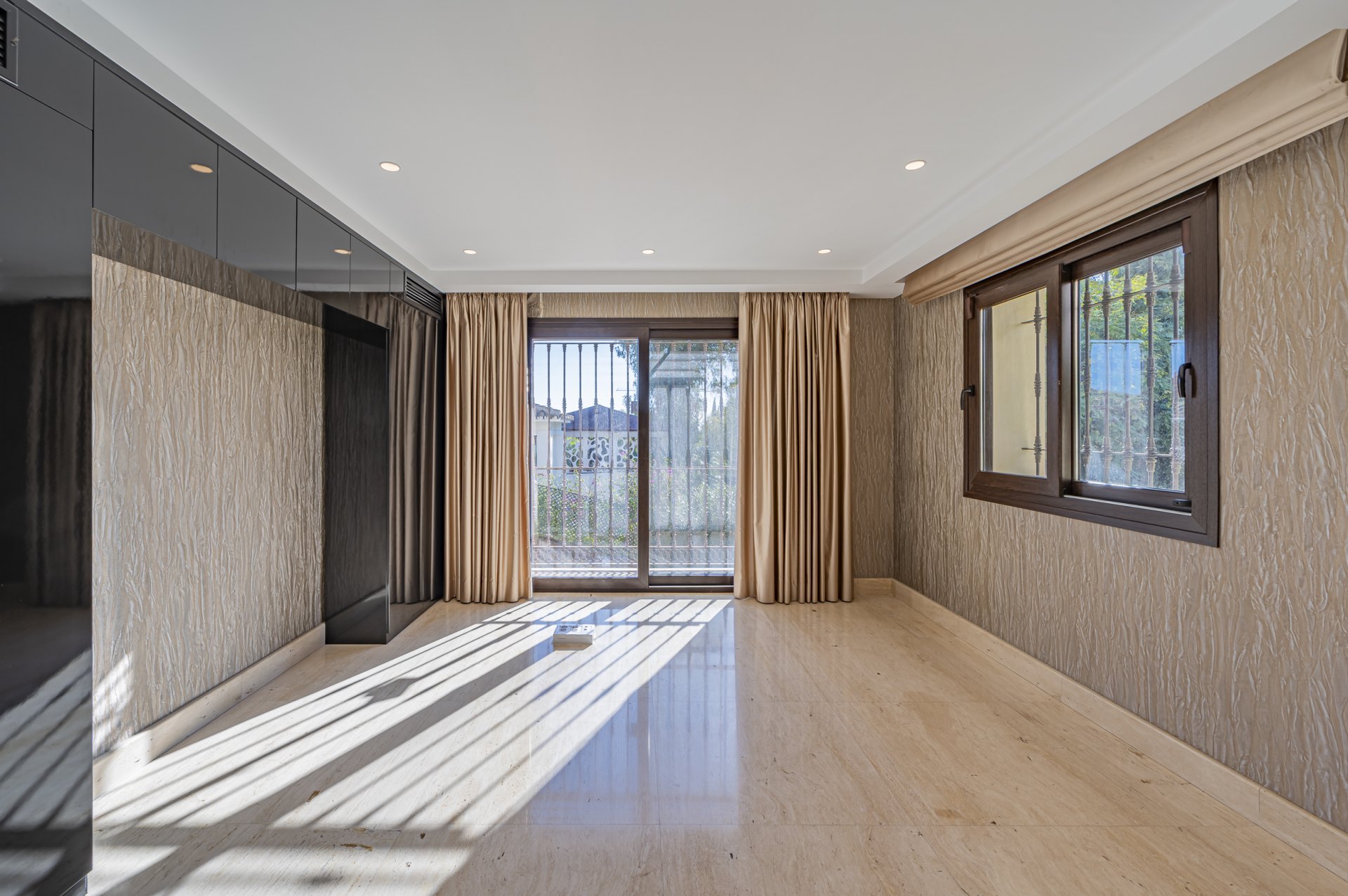 Magnificent large villa with incredible panoramic views located in the prestigious El Herrojo, Benahavis