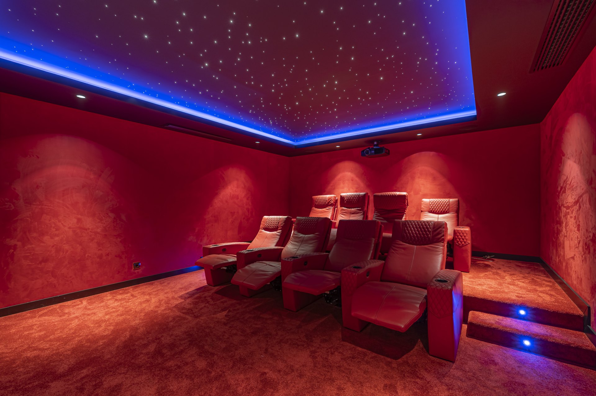 Magnificent large villa with incredible panoramic views located in the prestigious El Herrojo, Benahavis