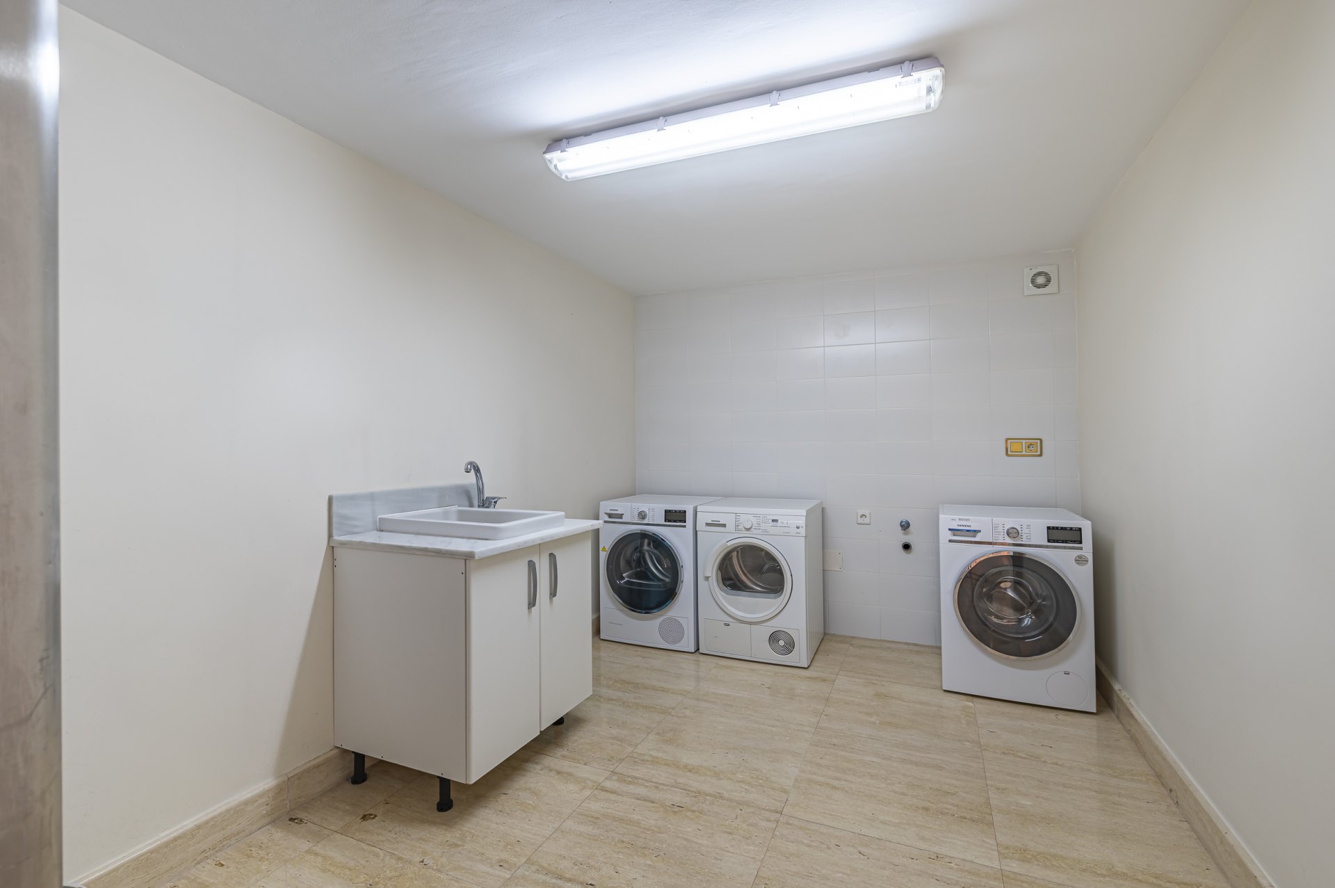 Magnificent large villa with incredible panoramic views located in the prestigious El Herrojo, Benahavis