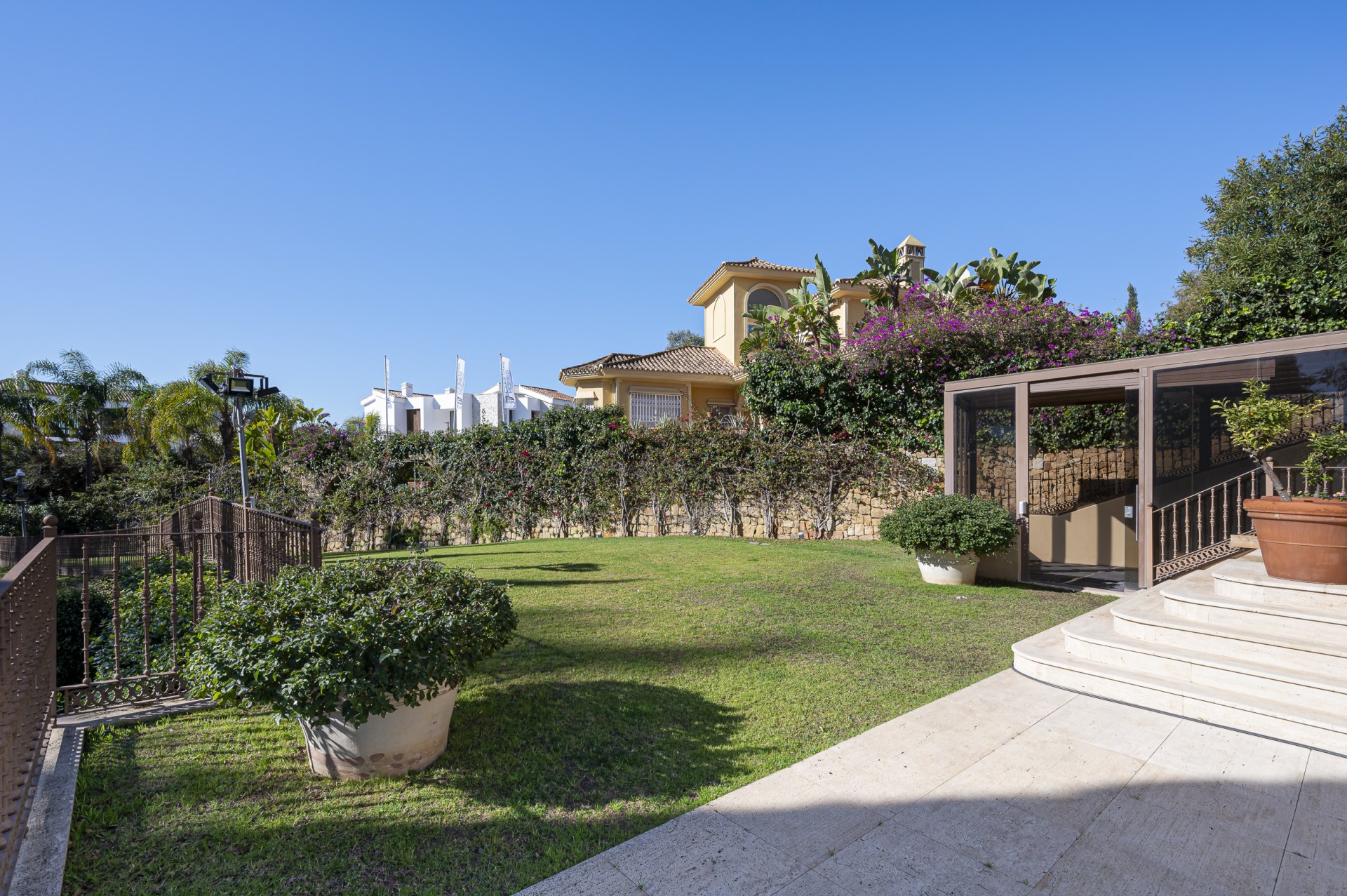 Magnificent large villa with incredible panoramic views located in the prestigious El Herrojo, Benahavis