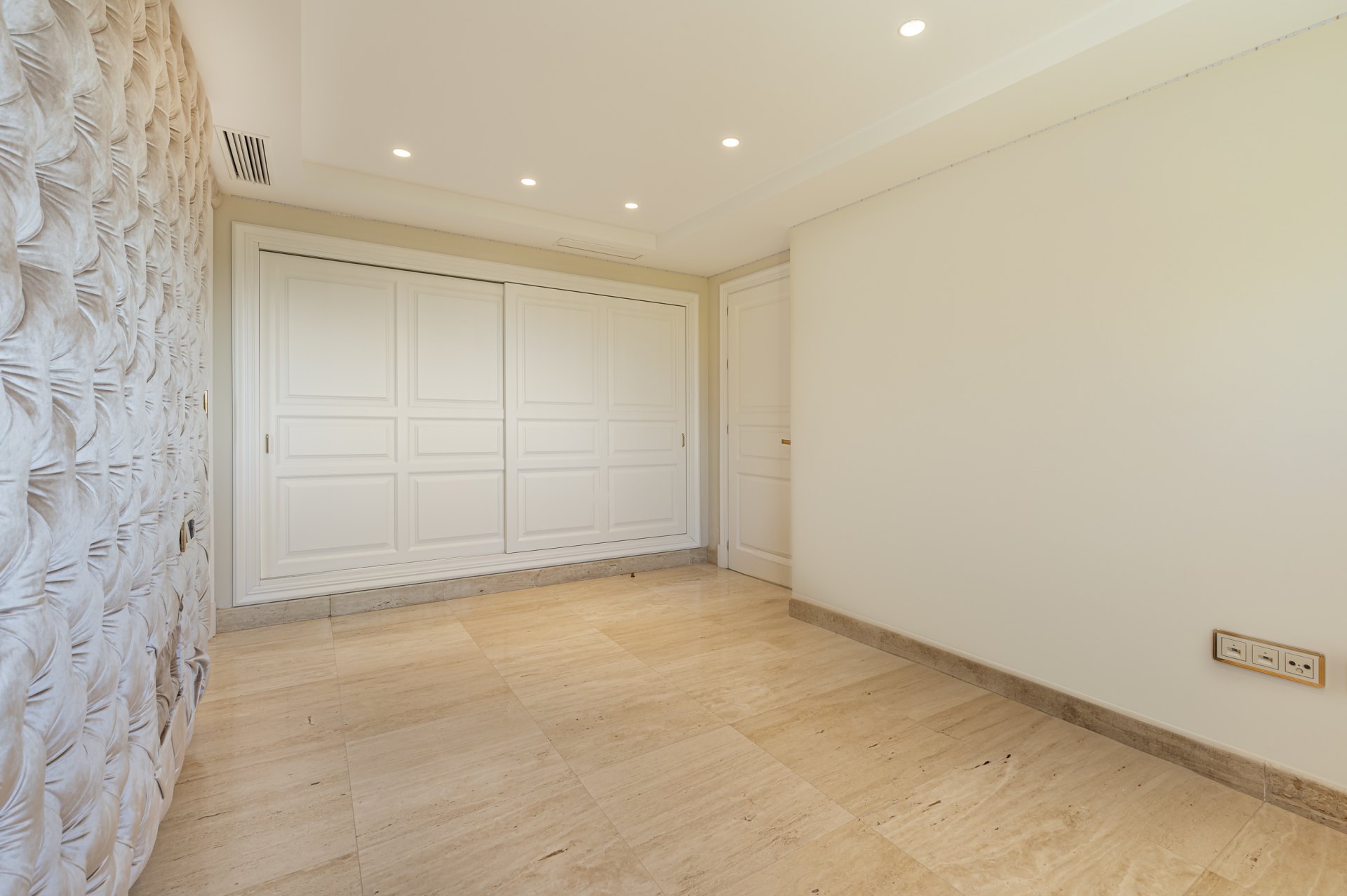 Magnificent large villa with incredible panoramic views located in the prestigious El Herrojo, Benahavis