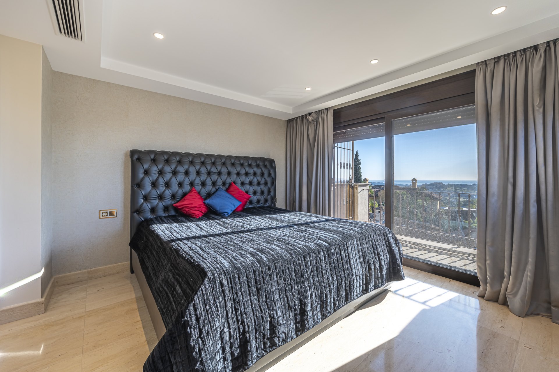 Magnificent large villa with incredible panoramic views located in the prestigious El Herrojo, Benahavis