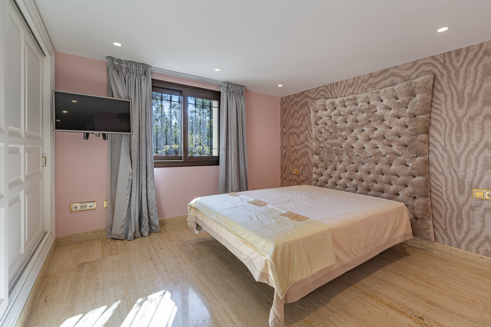 Magnificent large villa with incredible panoramic views located in the prestigious El Herrojo, Benahavis