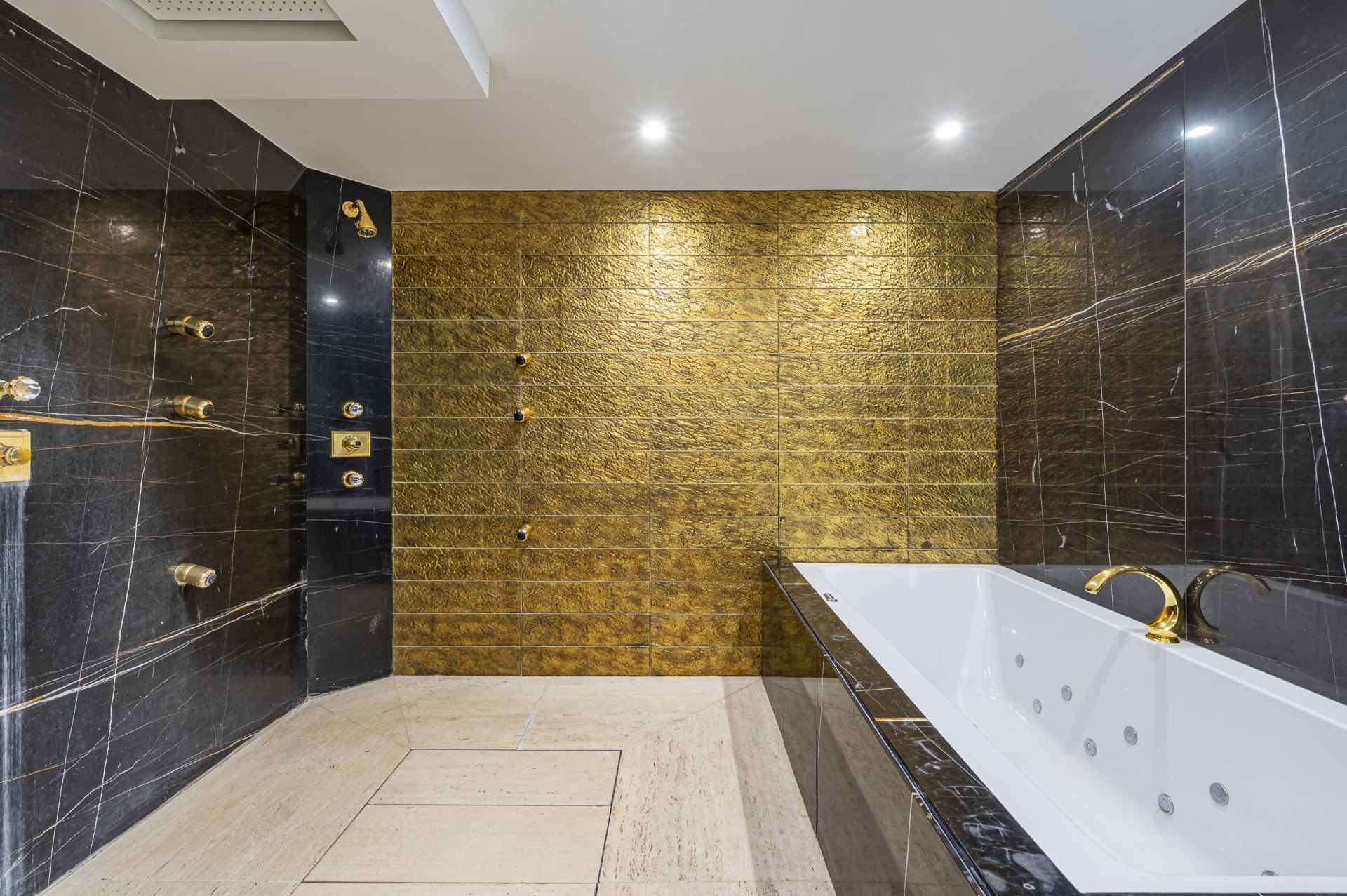 Magnificent large villa with incredible panoramic views located in the prestigious El Herrojo, Benahavis