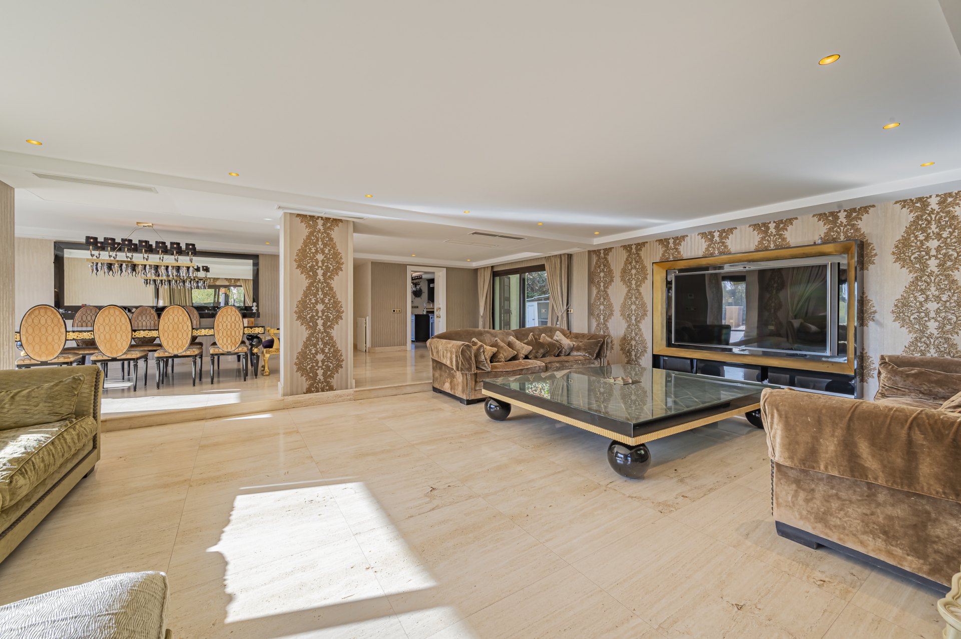 Magnificent large villa with incredible panoramic views located in the prestigious El Herrojo, Benahavis