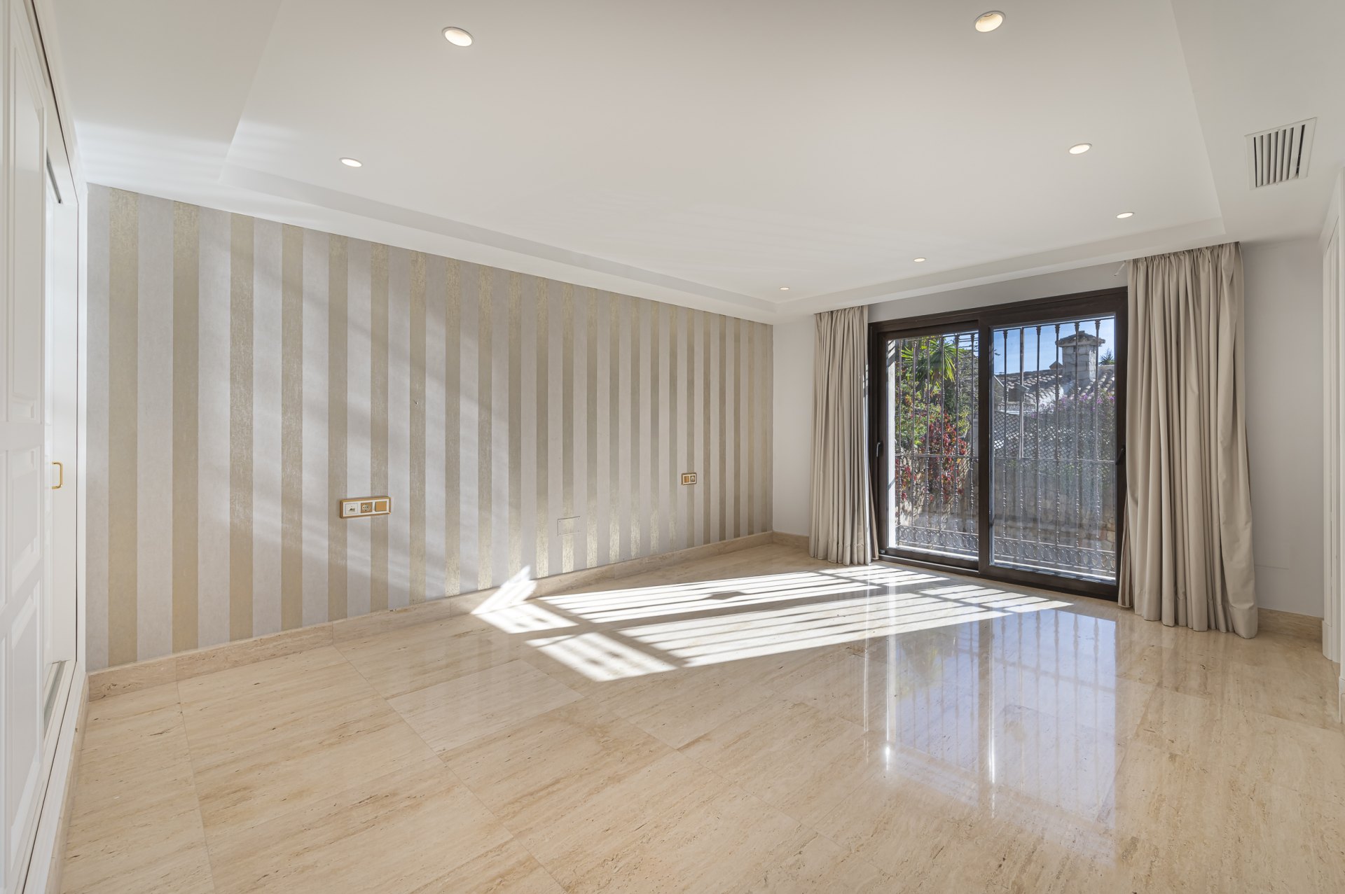 Magnificent large villa with incredible panoramic views located in the prestigious El Herrojo, Benahavis