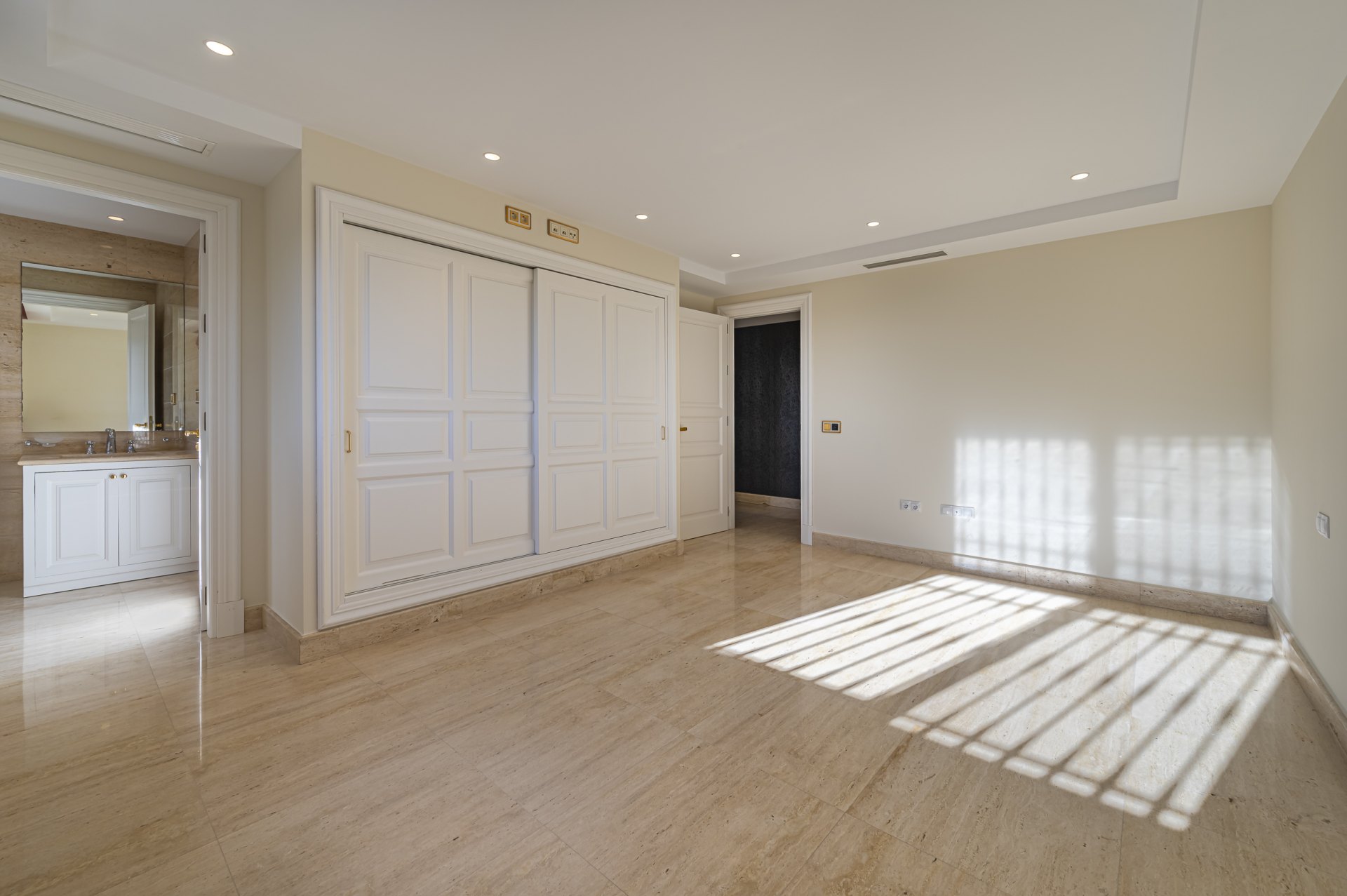 Magnificent large villa with incredible panoramic views located in the prestigious El Herrojo, Benahavis