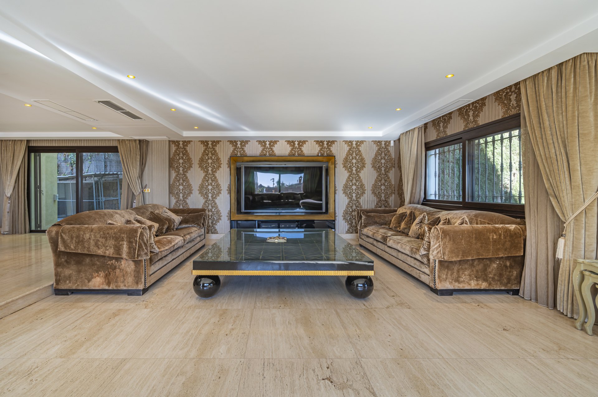 Magnificent large villa with incredible panoramic views located in the prestigious El Herrojo, Benahavis