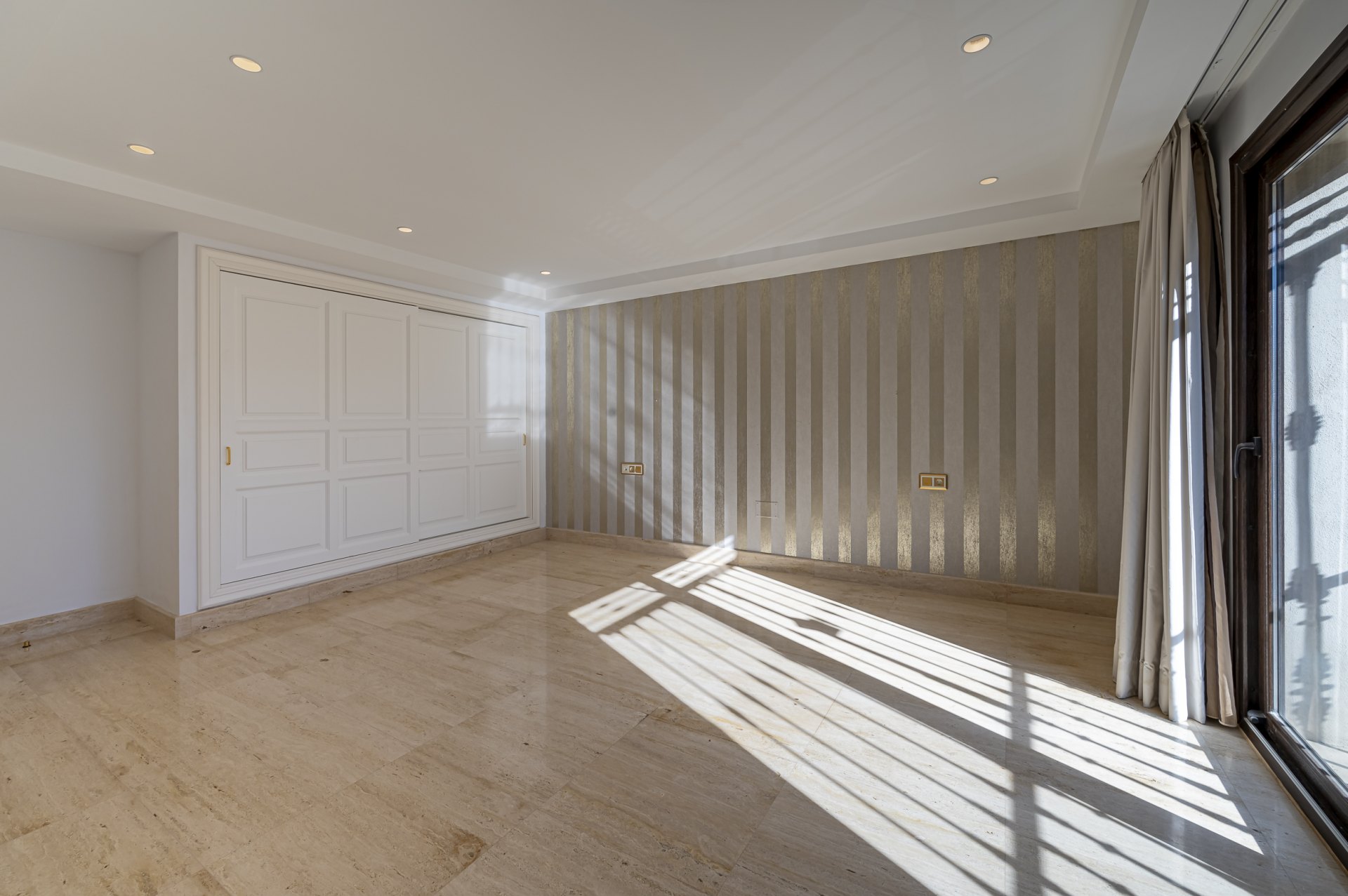 Magnificent large villa with incredible panoramic views located in the prestigious El Herrojo, Benahavis