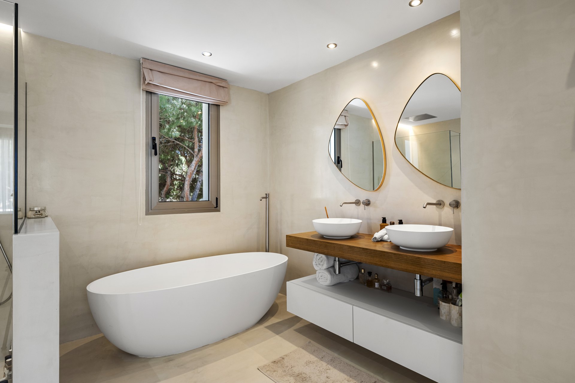 Sublime villa in a private setting surrounded by nature in Las Chapas, Marbella