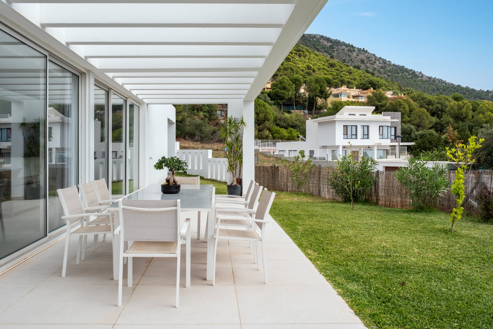 Moderna y luminosa villa con hermosas vistas a la sierra y al mar