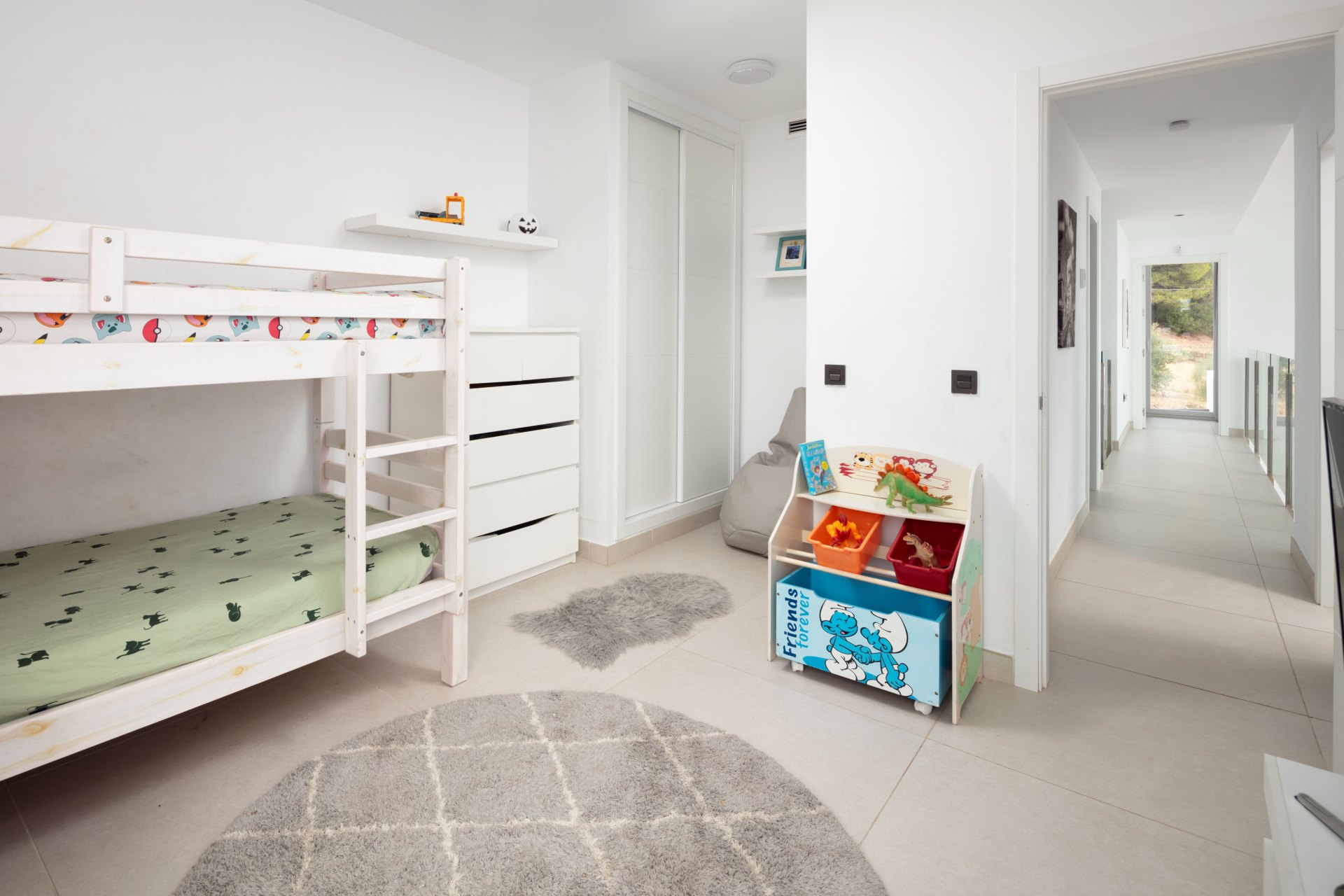 Moderna y luminosa villa con hermosas vistas a la sierra y al mar