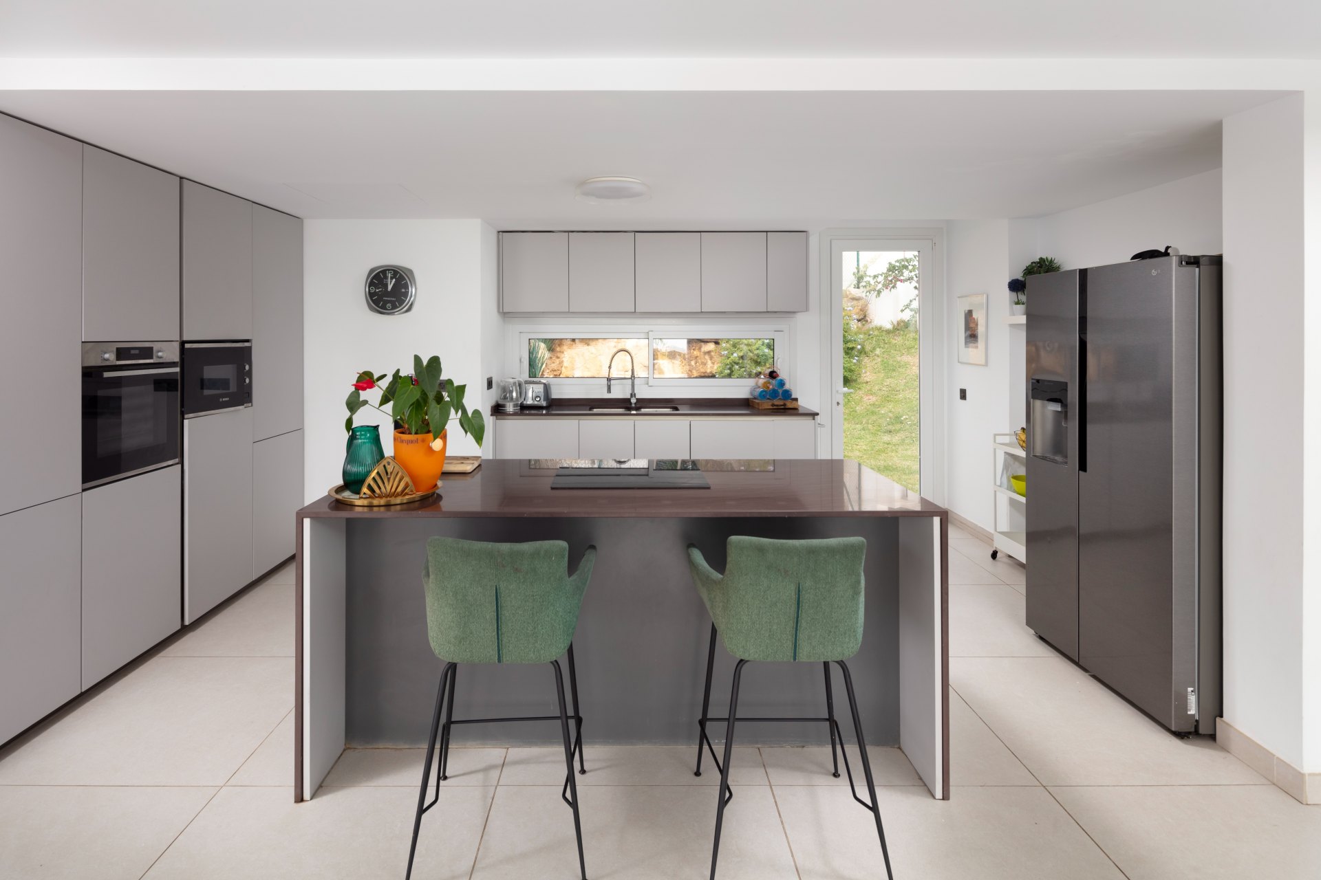 Moderna y luminosa villa con hermosas vistas a la sierra y al mar