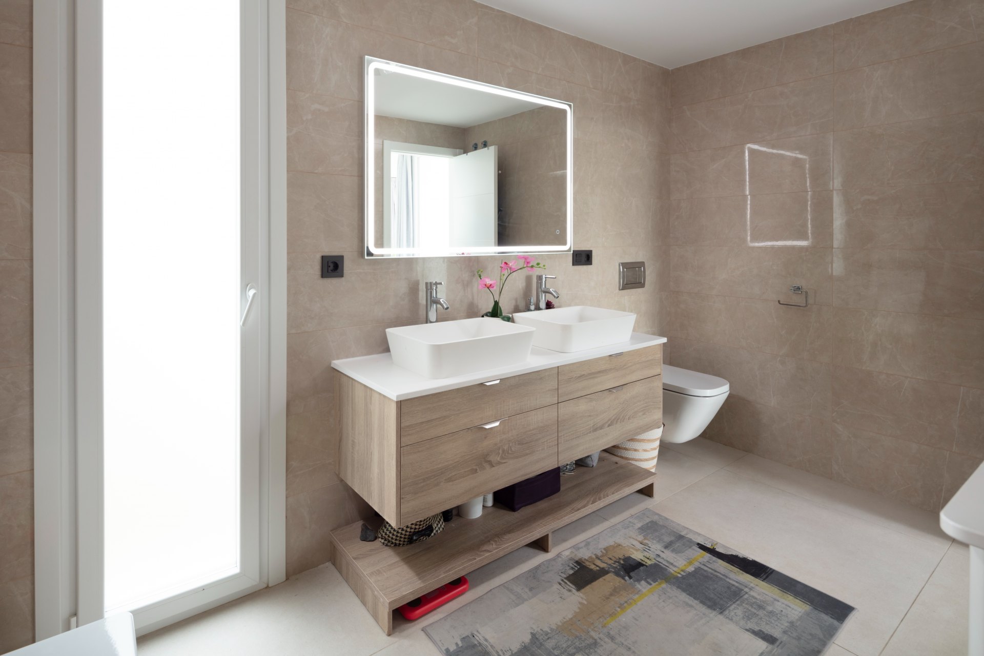 Moderna y luminosa villa con hermosas vistas a la sierra y al mar