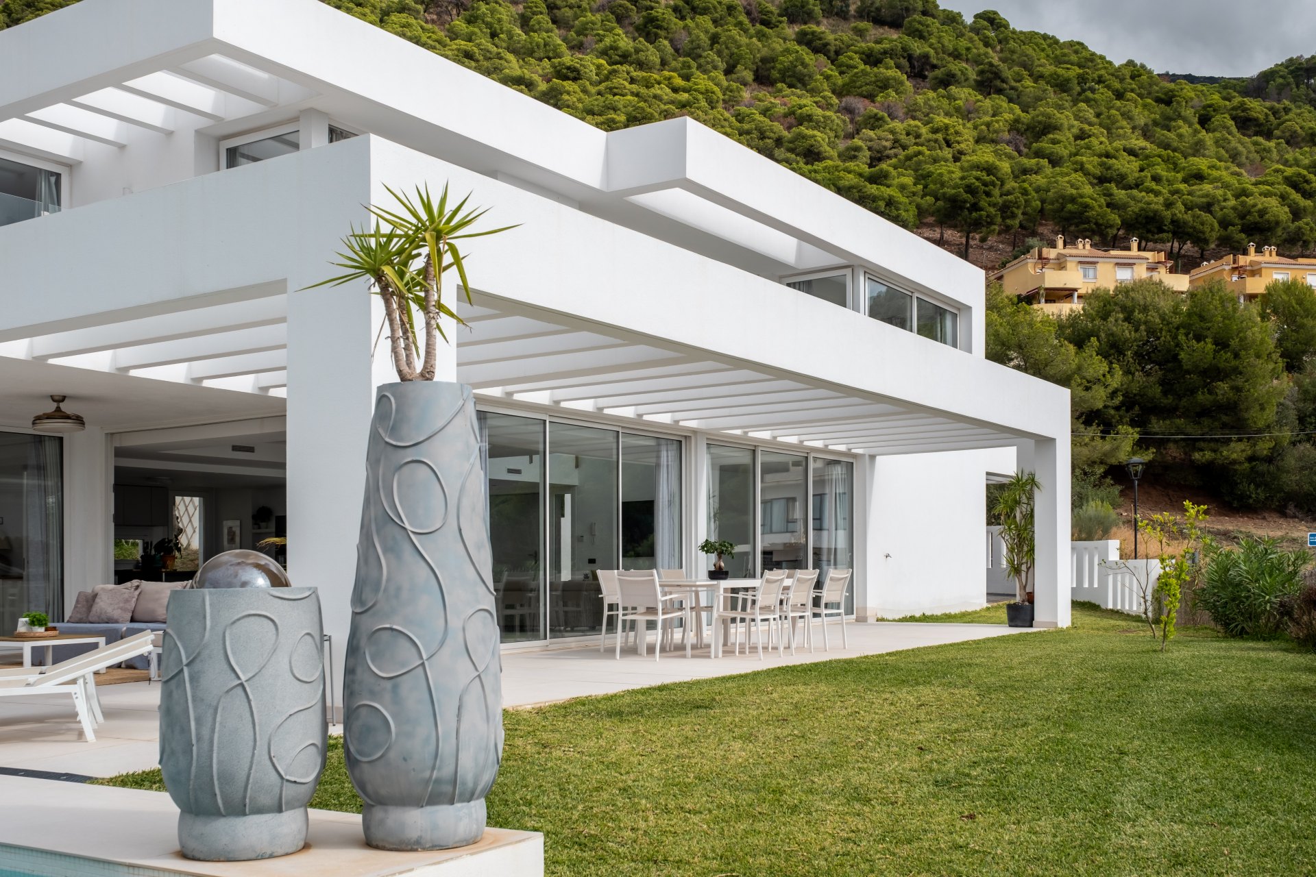 Moderna y luminosa villa con hermosas vistas a la sierra y al mar