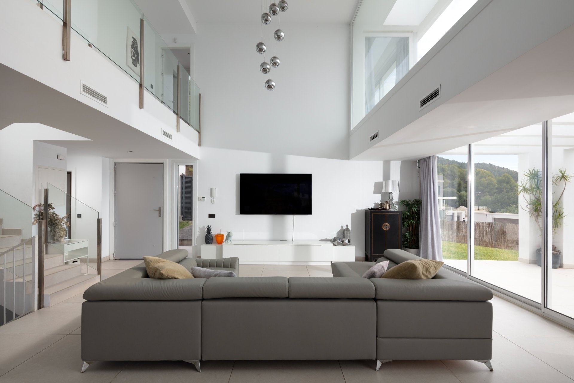 Moderna y luminosa villa con hermosas vistas a la sierra y al mar