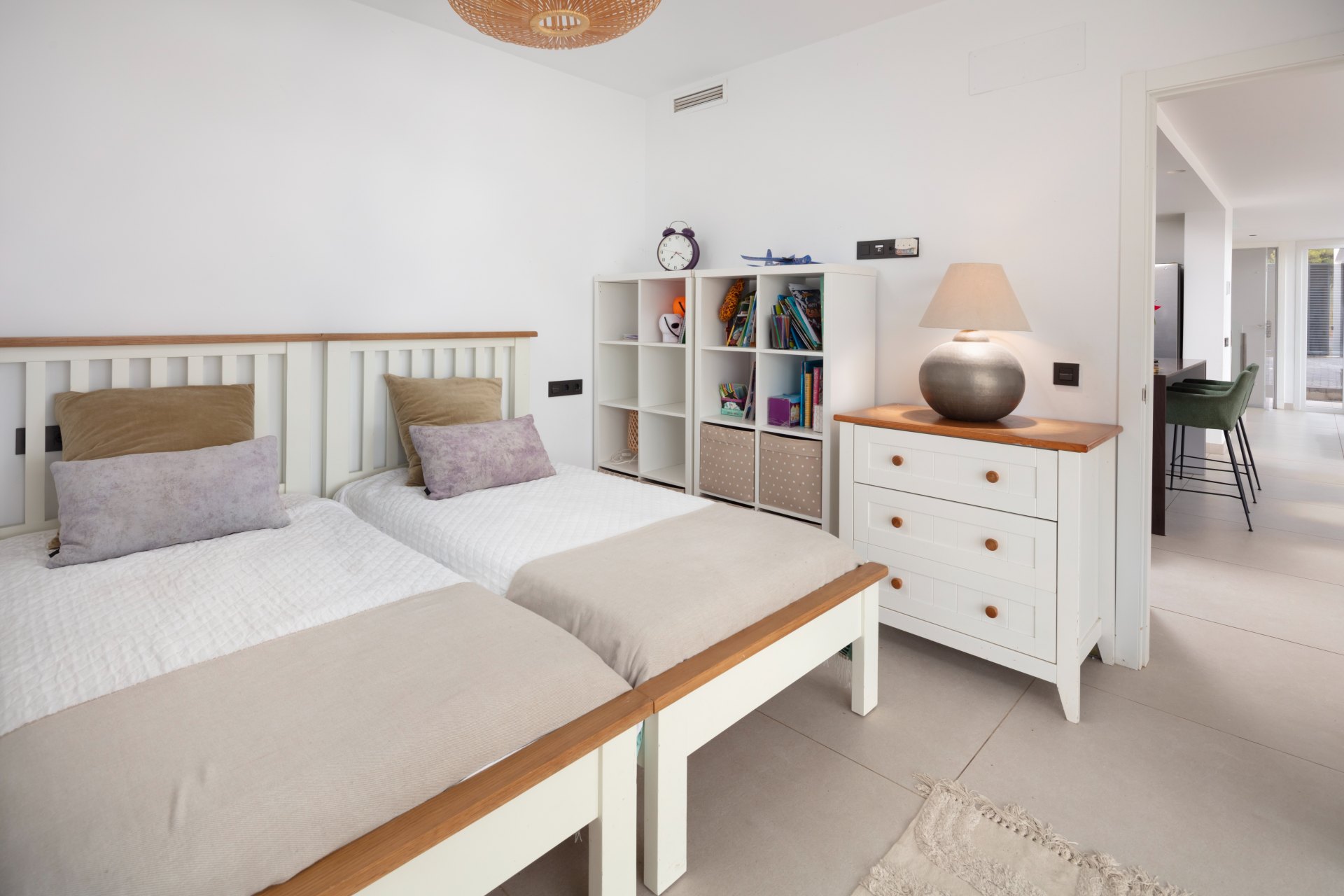 Moderna y luminosa villa con hermosas vistas a la sierra y al mar