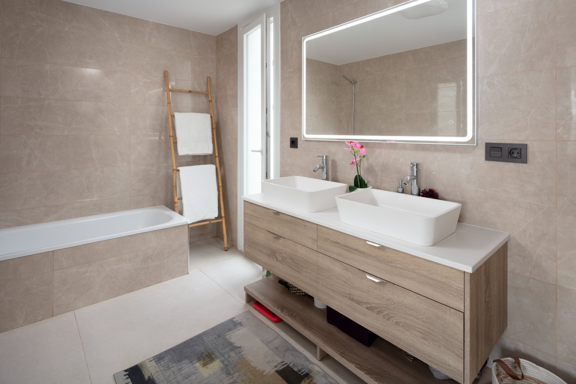 Moderna y luminosa villa con hermosas vistas a la sierra y al mar