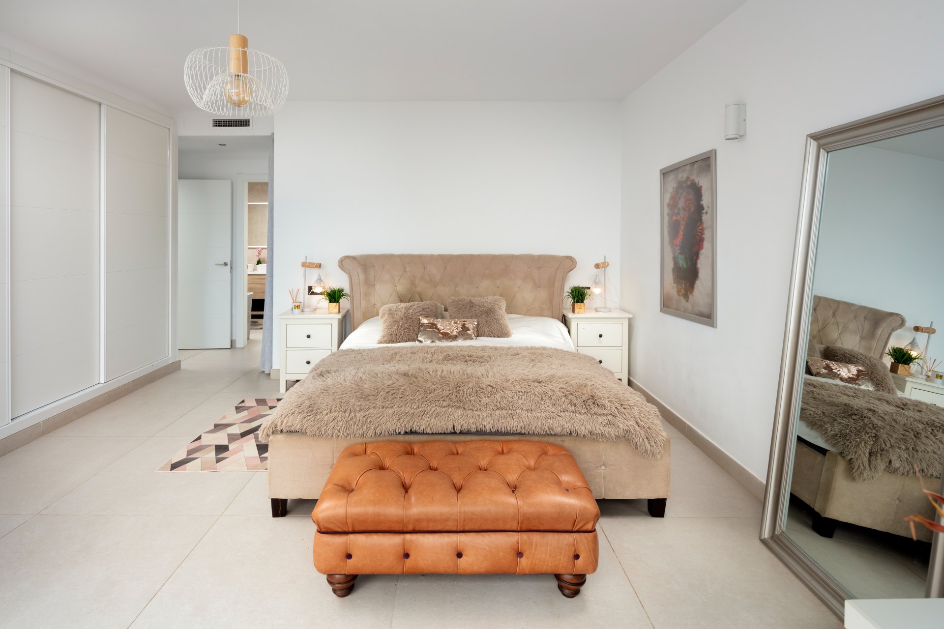 Moderna y luminosa villa con hermosas vistas a la sierra y al mar