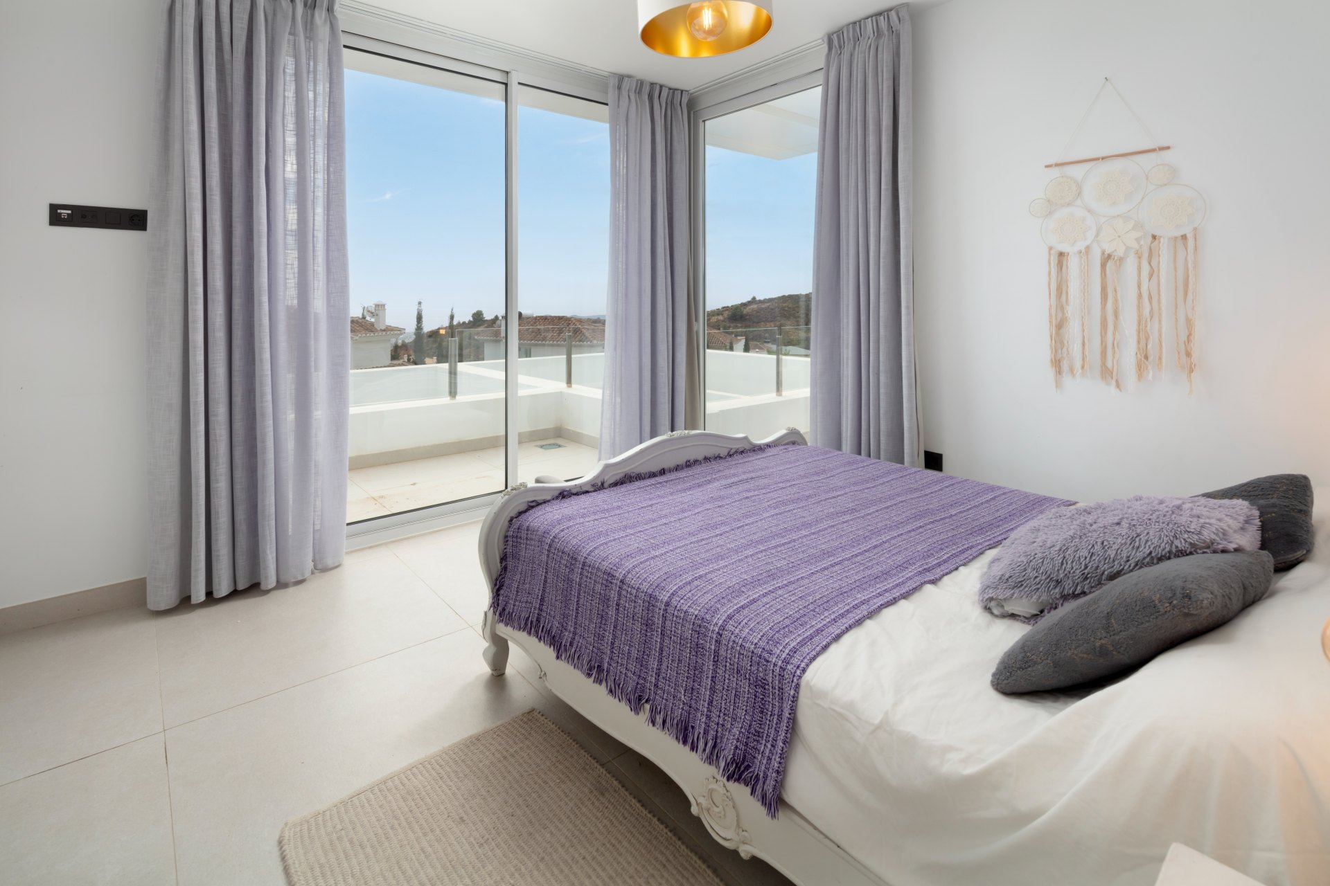 Moderna y luminosa villa con hermosas vistas a la sierra y al mar