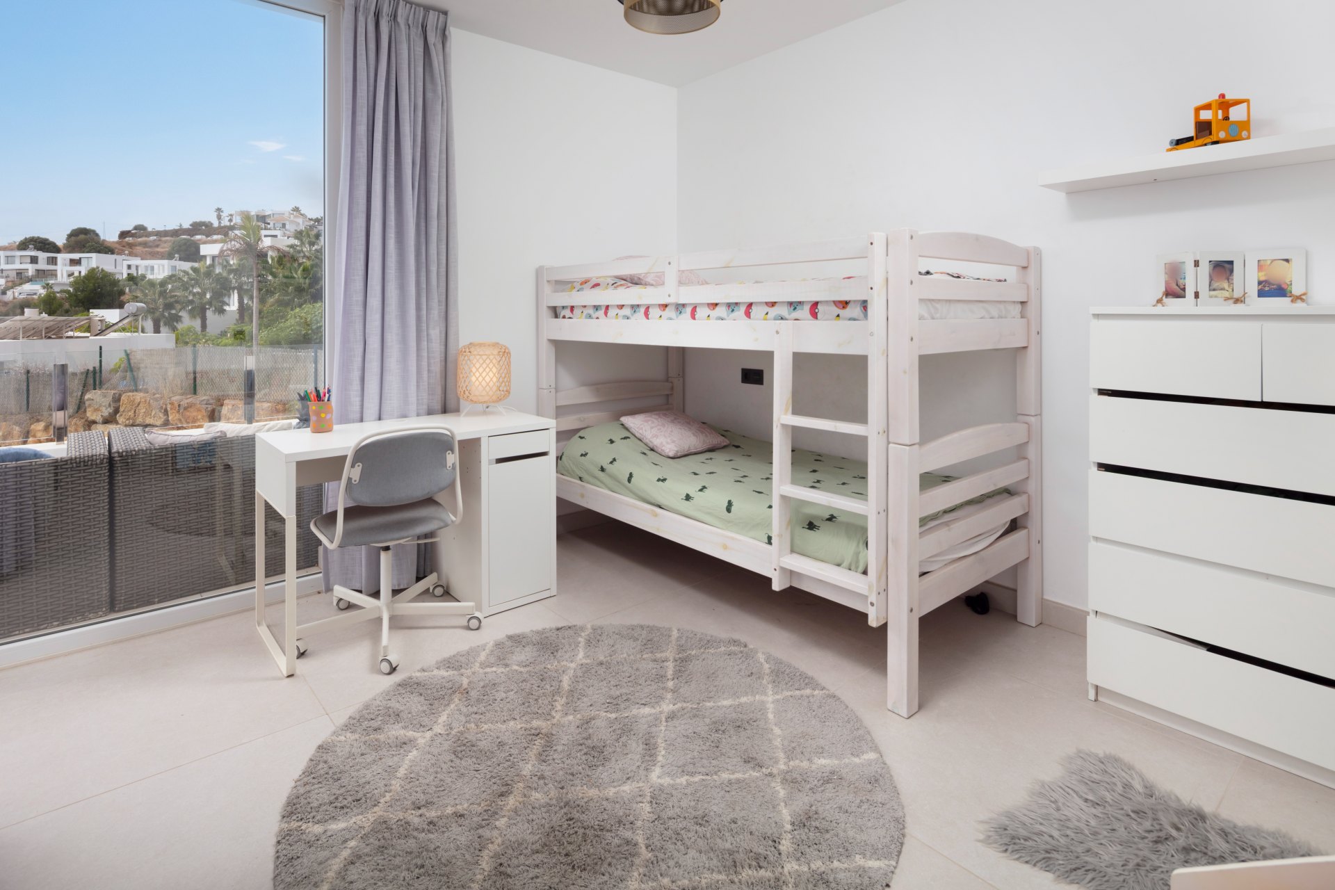 Moderna y luminosa villa con hermosas vistas a la sierra y al mar