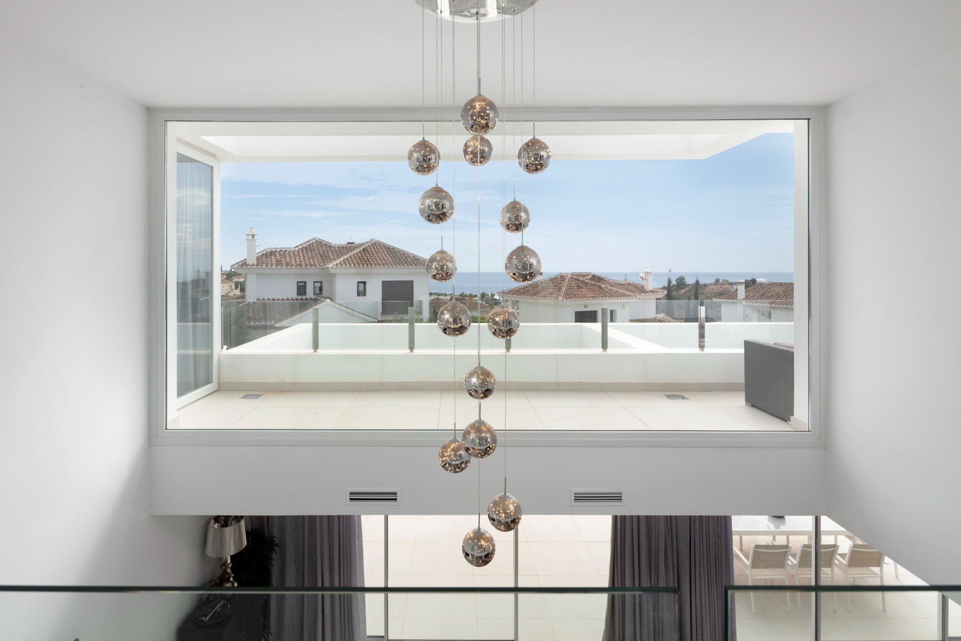 Moderna y luminosa villa con hermosas vistas a la sierra y al mar