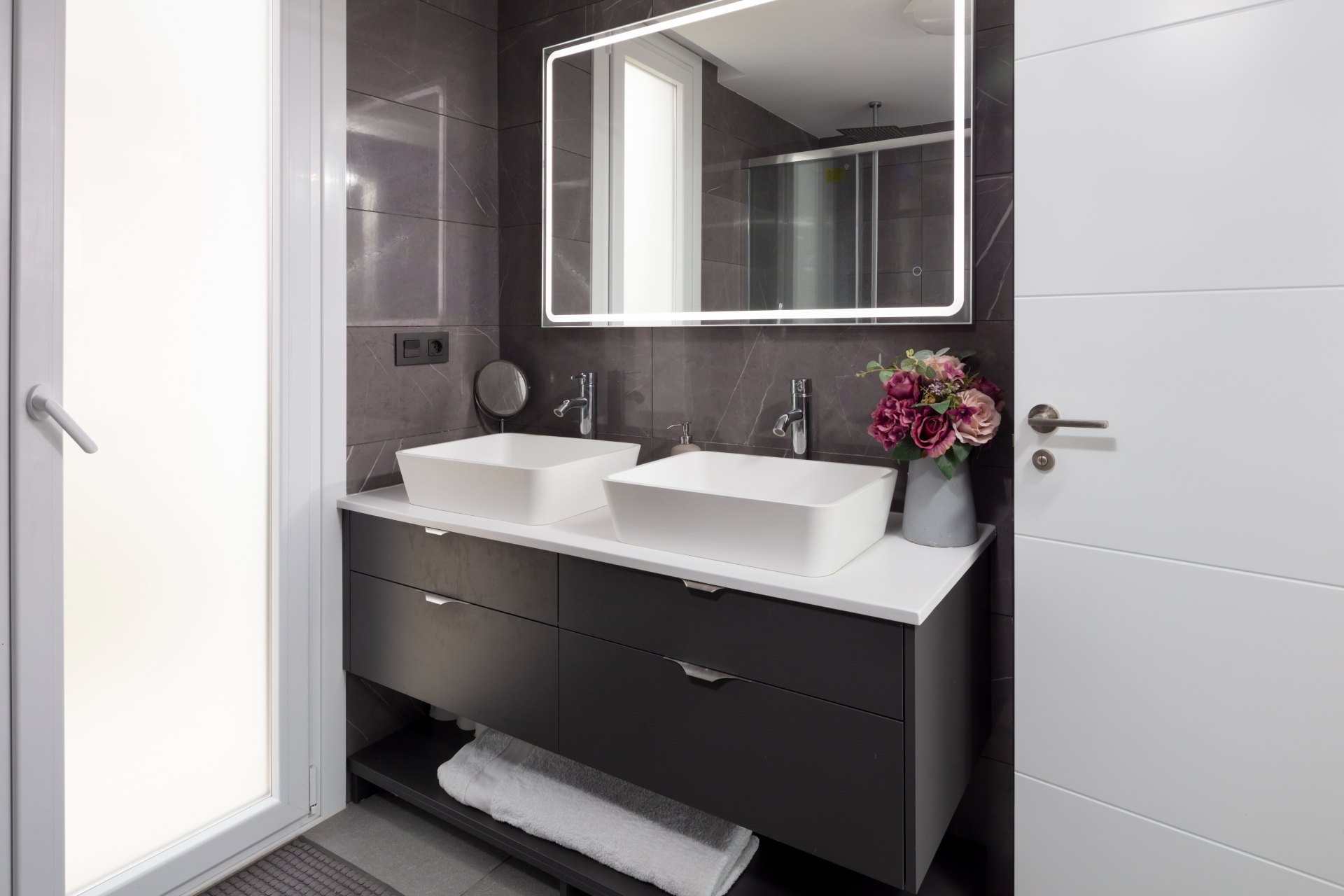 Moderna y luminosa villa con hermosas vistas a la sierra y al mar