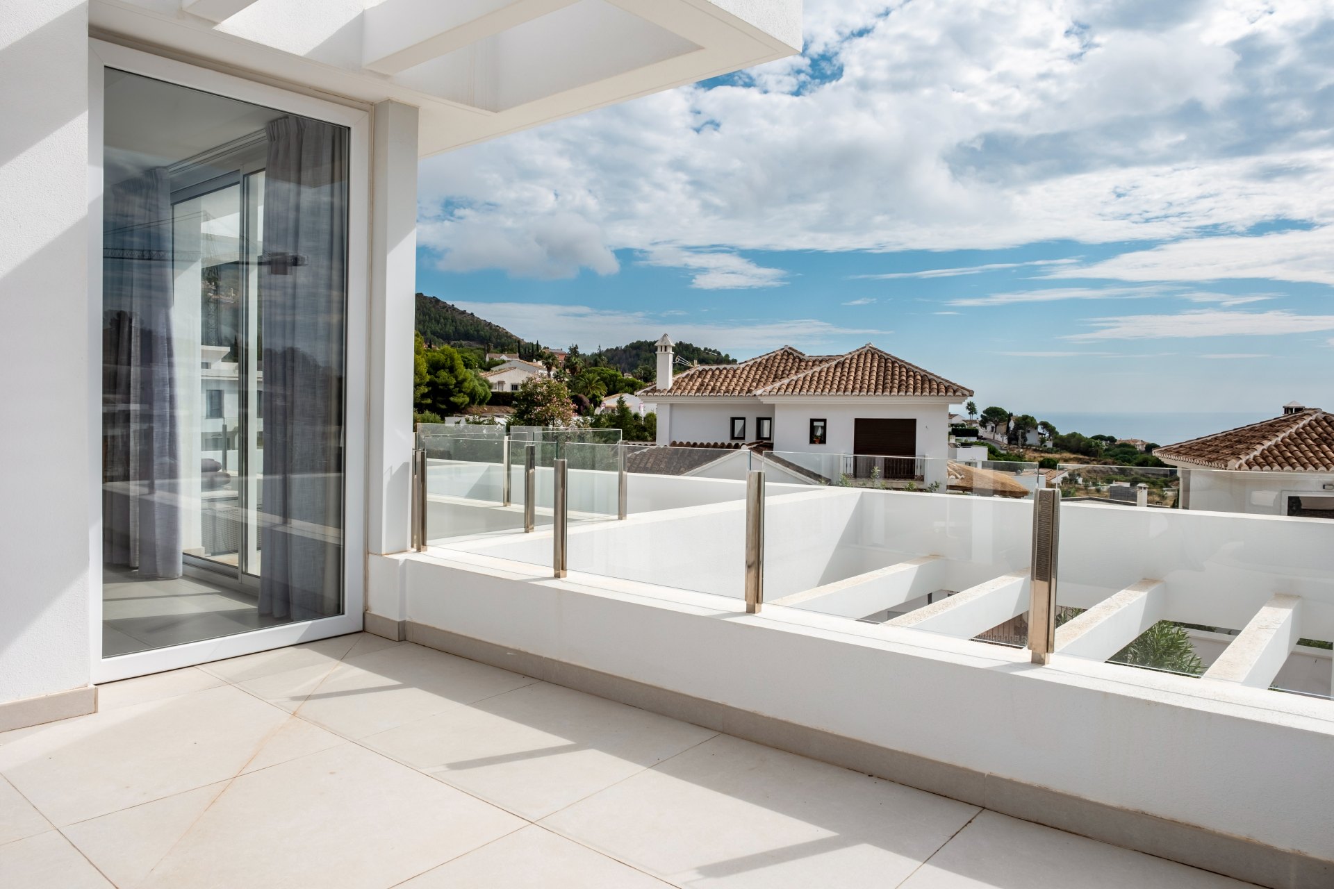 Moderna y luminosa villa con hermosas vistas a la sierra y al mar