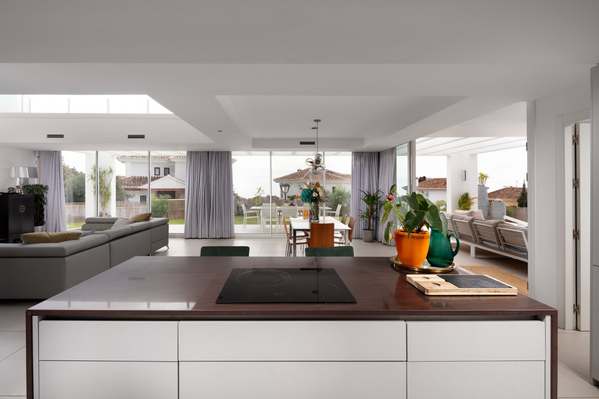 Moderna y luminosa villa con hermosas vistas a la sierra y al mar