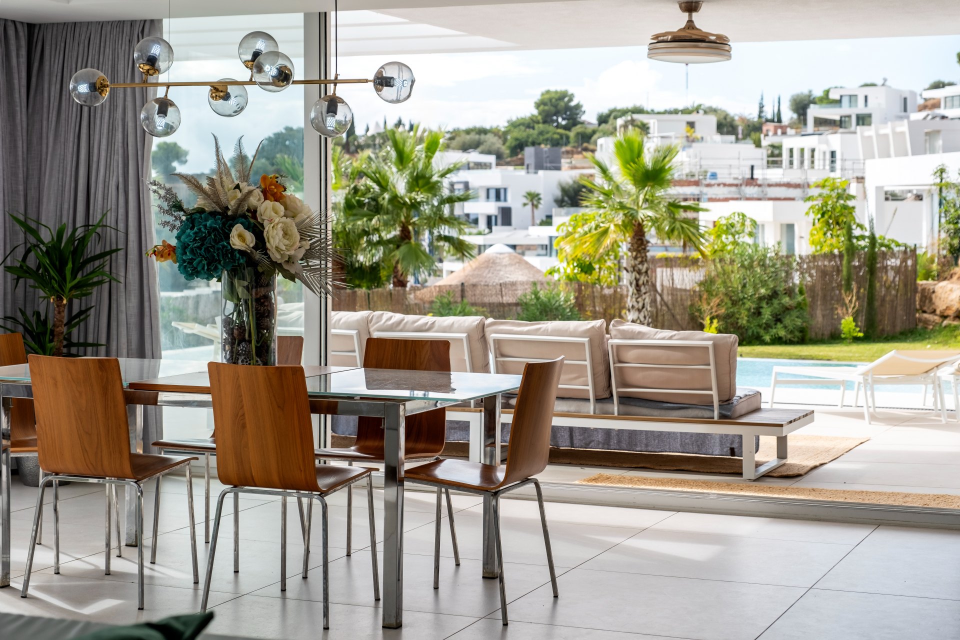 Moderna y luminosa villa con hermosas vistas a la sierra y al mar