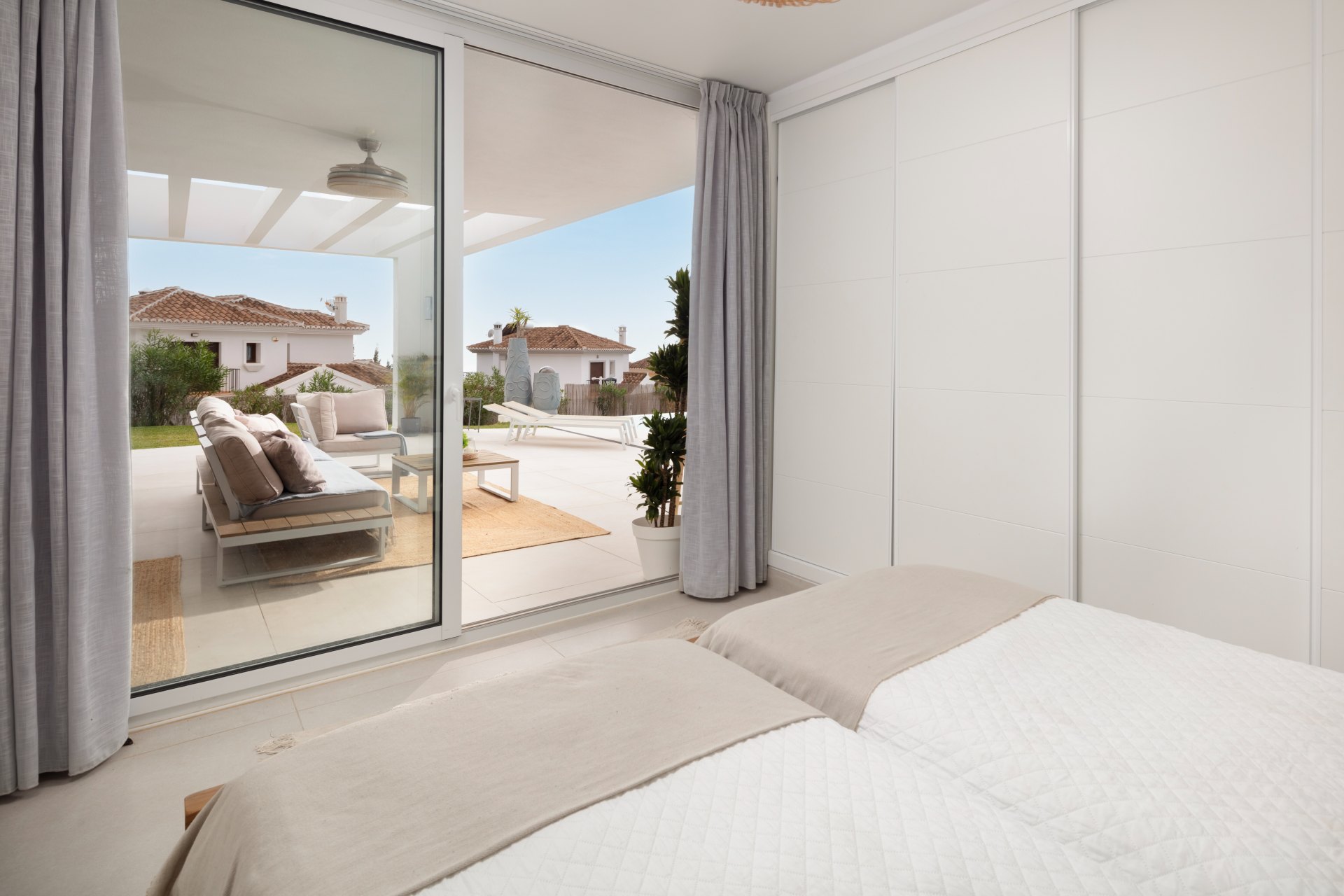 Moderna y luminosa villa con hermosas vistas a la sierra y al mar