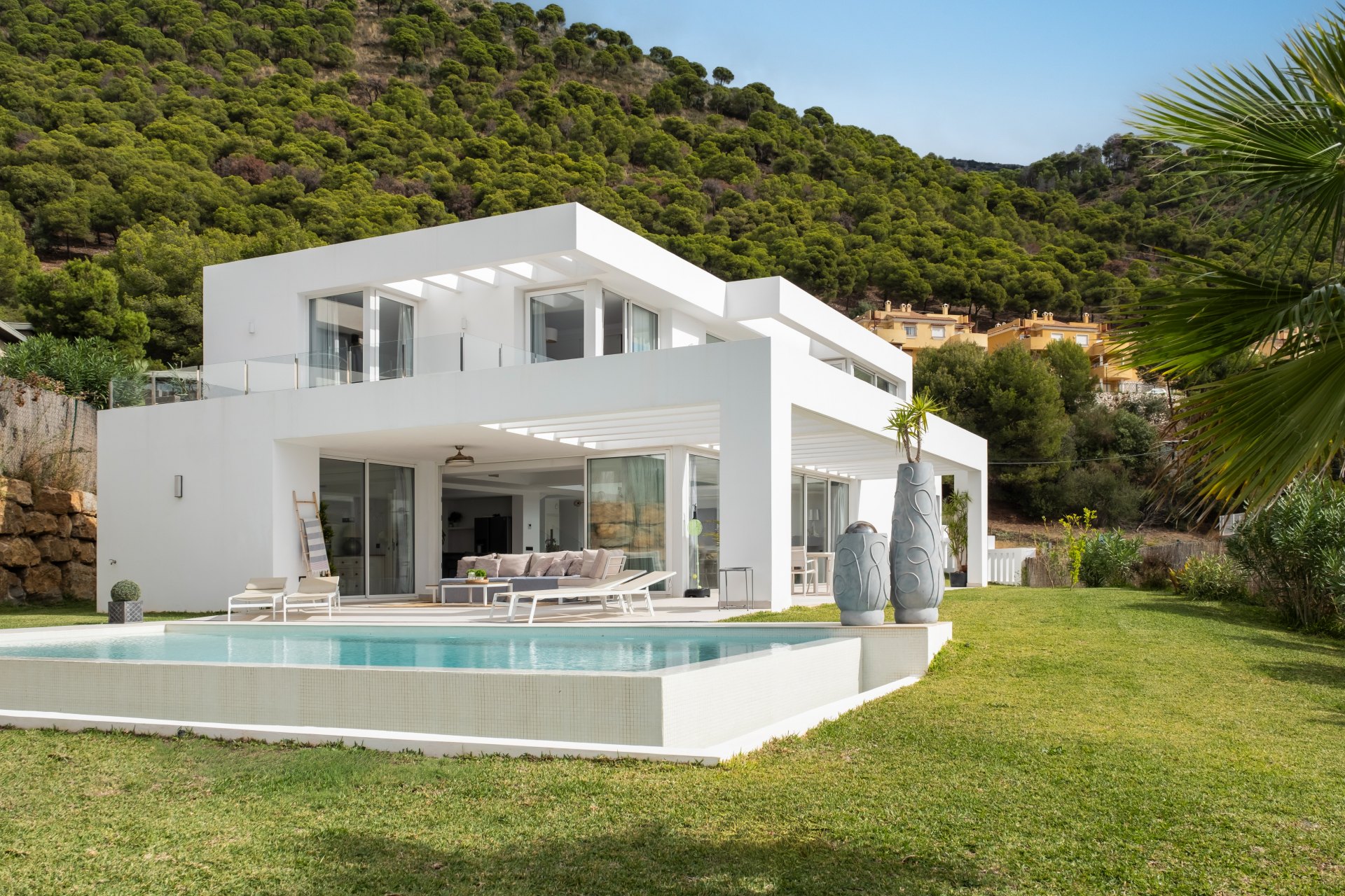 Moderna y luminosa villa con hermosas vistas a la sierra y al mar