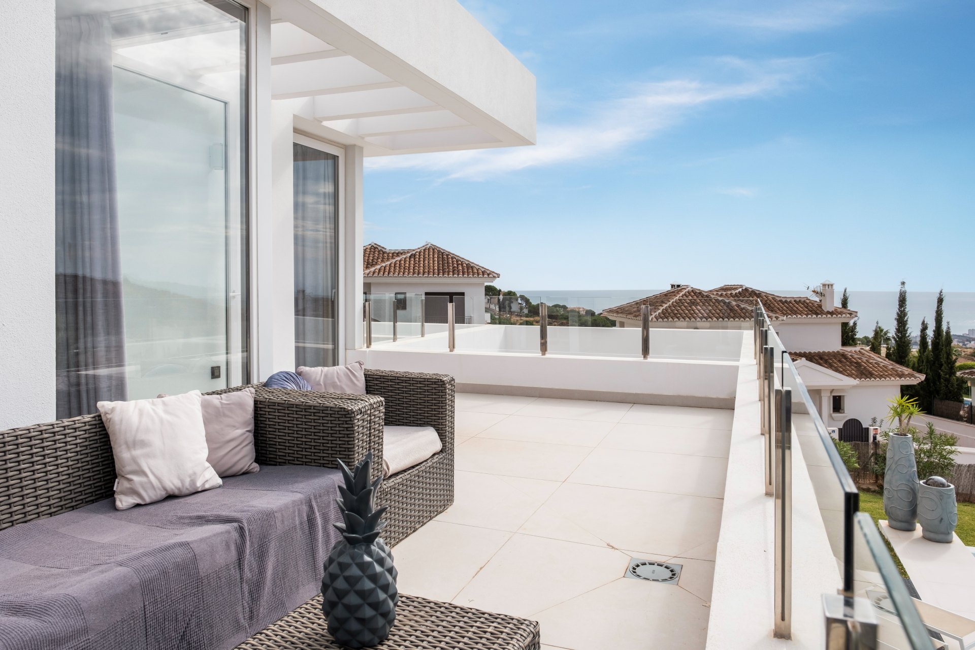 Moderna y luminosa villa con hermosas vistas a la sierra y al mar