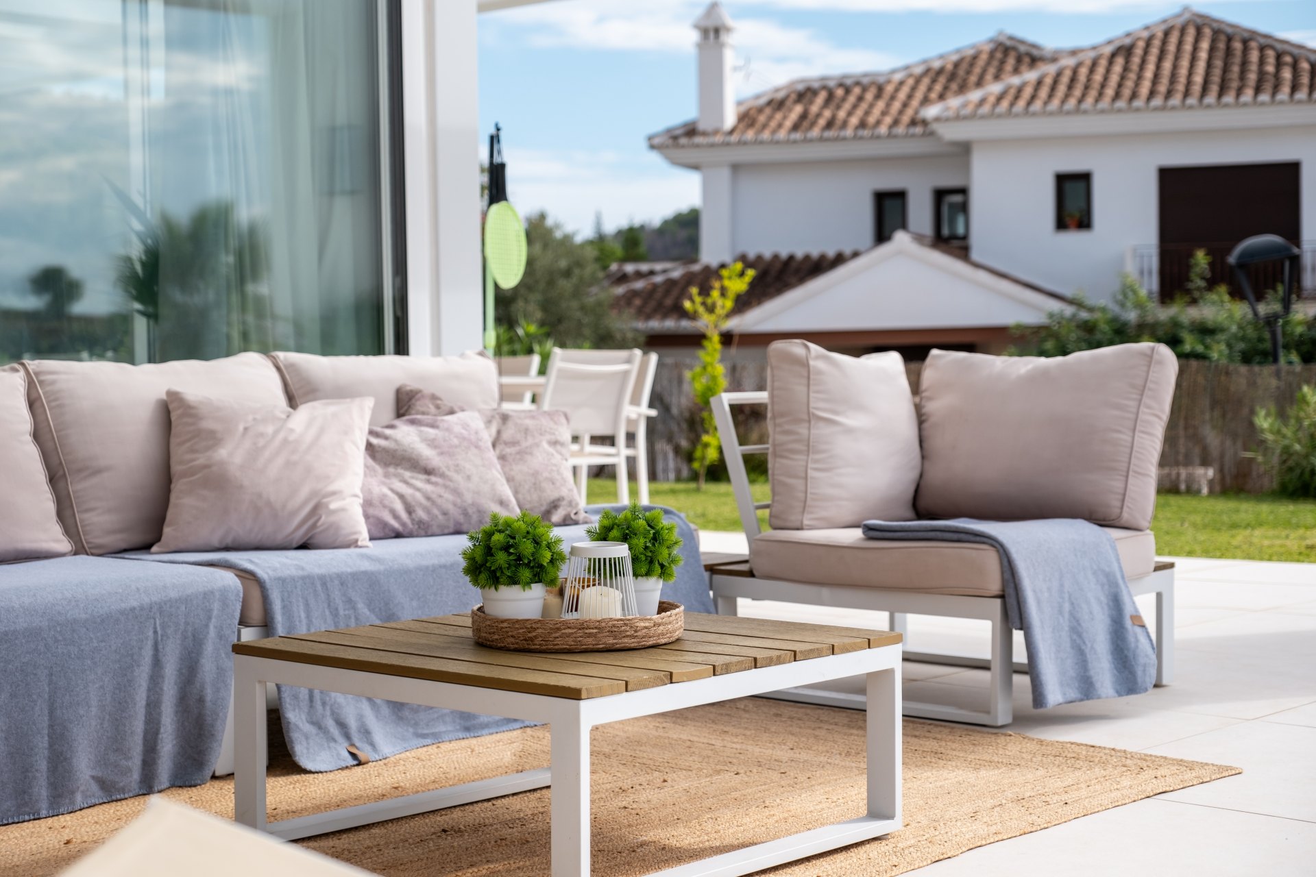 Moderna y luminosa villa con hermosas vistas a la sierra y al mar