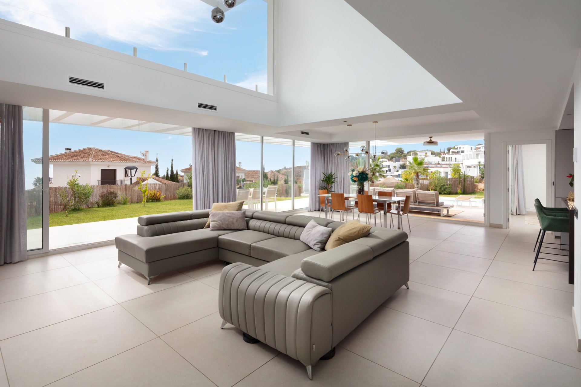 Moderna y luminosa villa con hermosas vistas a la sierra y al mar