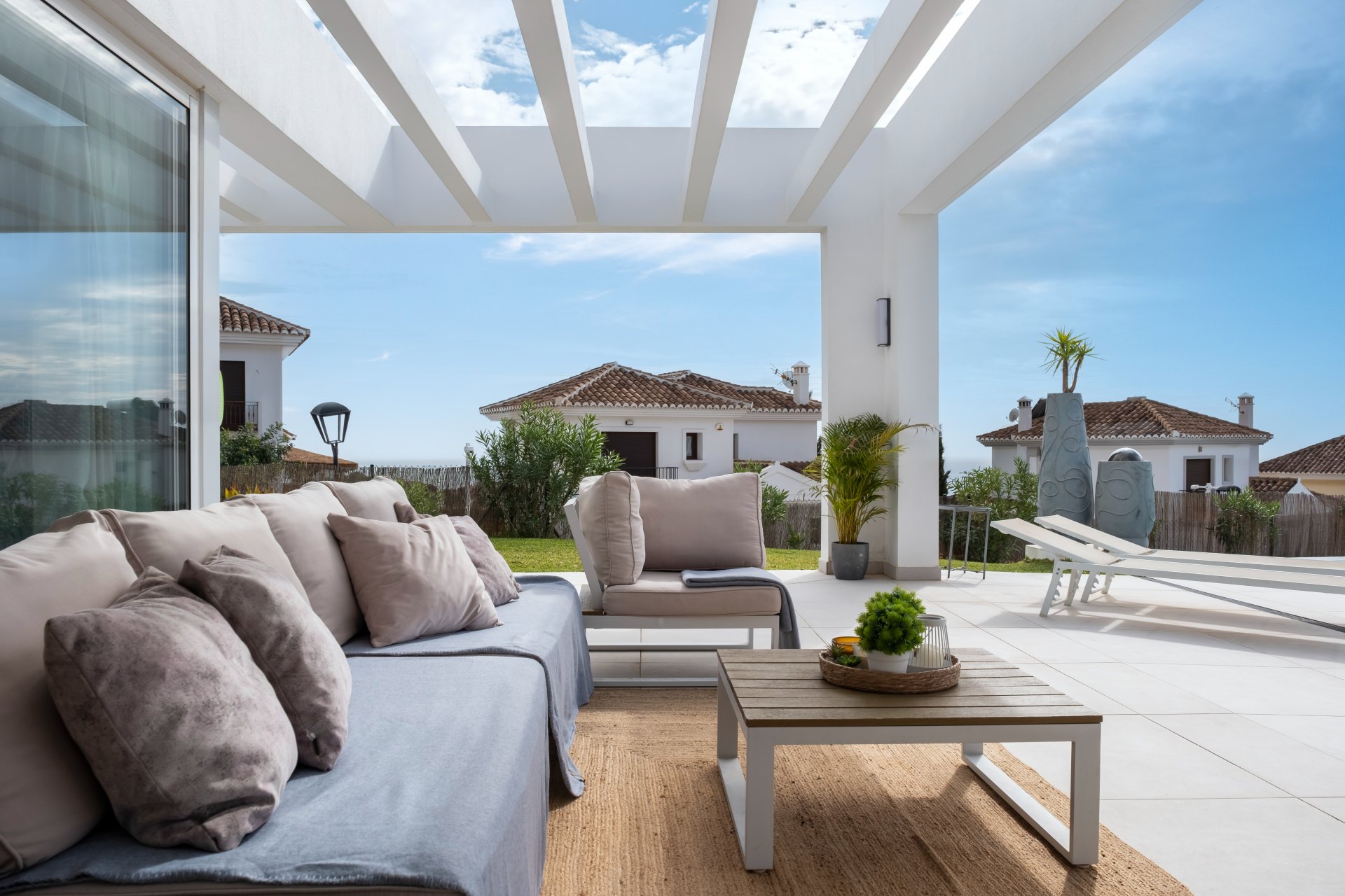 Moderna y luminosa villa con hermosas vistas a la sierra y al mar